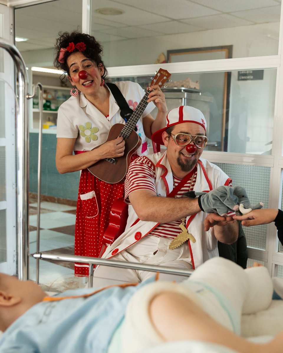 payasospital's tweet photo. La música es un recurso primordial en todas nuestras intervenciones artísticas. Nuestras melodías llenan todas las estancias del hospital cuando hacemos presencia. Según la situación de cada paciente, nuestras notas y canciones se aceleran o se ralentizan, se calman o se agitan. https://t.co/TYLSf5nfIS