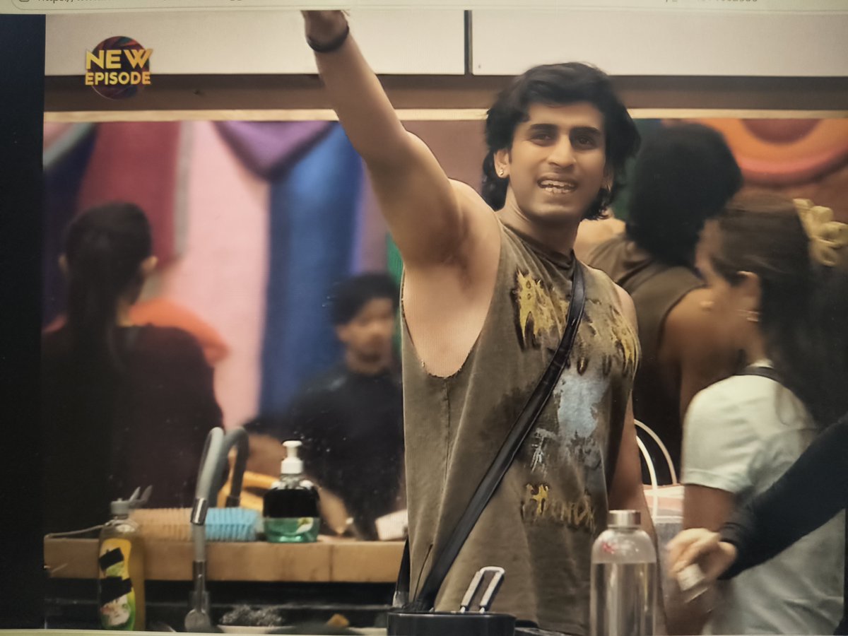 lostinchaosssss's tweet photo. Gullu literally put Sasta Stan in his place. 
'Apne 4 baal sambhal le, dhamki baad mein dete rehna' lol 😂 

#biggboss20 #bb20 https://t.co/4ywwZ9wrqU