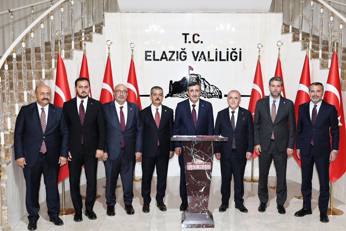 isselmanoglu23's tweet photo. Cumhurbaşkanı Yardımcımız Sayın Cevdet Yılmaz ile birlikte, Valimiz Sayın Numan Hatipoğlu’nu; Milletvekillerimiz, Belediye Başkanımız ve MHP İl Başkanı ile birlikte ziyaret ettik.

@Akparti 
@abuyukgumus https://t.co/eWLAjqpRnh