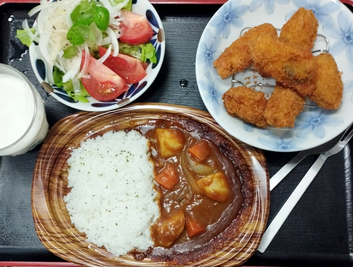 kuuoji's tweet photo. 2026, 9月25日、金曜、昼食、カキフライカレー

カキフライカレー850円、副菜100円、調味料30円、牛乳40円

計  1020円
ごちそう様でした🙏😋
#おうちご飯
#自炊記録
#食費
#カキフライカレー https://t.co/2UBbOPn1Po