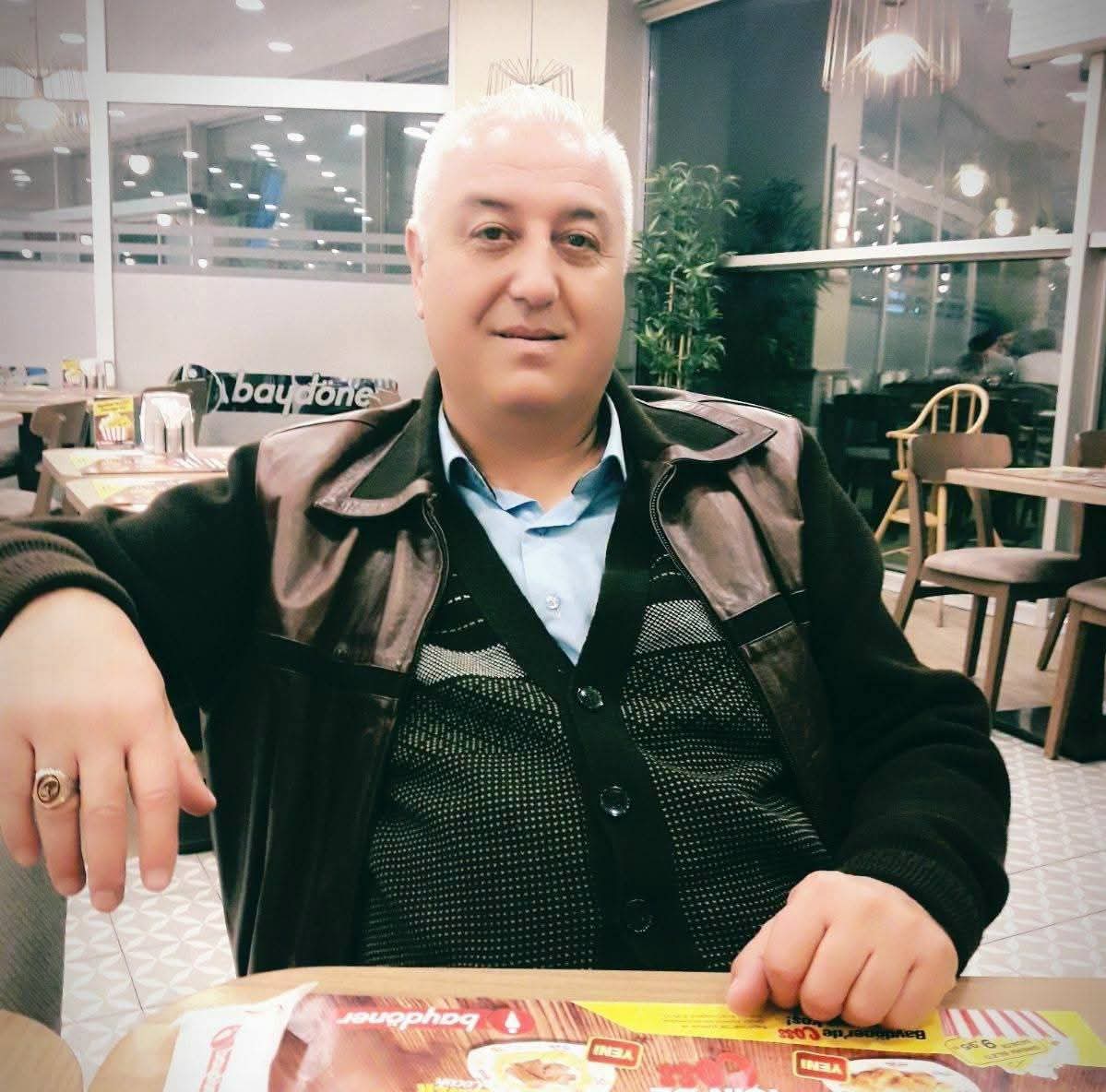 Yhsgihtholsun's tweet photo. 2026 / Emekli 8 

Tekirdağ Muratlı’da meydana gelen üzücü olayda, emekli polis memuru evinde beylik tabancasıyla yaşamına son verdi.
Olay, İstiklal-Kurtpınar Mahallesi 42. Sokak’ta bulunan 4 katlı bir binanın 2. katındaki dairede meydana geldi. Edinilen bilgilere göre; emekli polis memuru olan servis şoförü Recep Şantürk, henüz bilinmeyen bir nedenle beylik silahı ile kendisini vurdu.

Silah sesini duyan çevredekilerin ve yakınlarının ihbarı üzerine adrese hızla polis ve 112 Acil Sağlık ekipleri sevk edildi. Eve giren sağlık ekiplerinin yaptığı ilk incelemede, 62 yaşındaki Recep Ş.’nin olay yerinde ağır yaralı olduğu görüldü ve hastaneye kaldırıldı.
Recep Ş., hastanede yapılan tüm müdahalelere rağmen kurtarılamayarak yaşamını yitirdi.
Olayın ailevi sorunlardan kaynaklandığı iddia edilirken, emniyet ekipleri ikamette inceleme başlattı. Olayla ilgili başlatılan tahkikat devam ediyor.
Öte yandan, hayatını kaybeden emekli polis memurunun naaşı otopsiye gönderildi
Rabbim taksiratını affeylesin mekanı cennet olsun 😔🤲