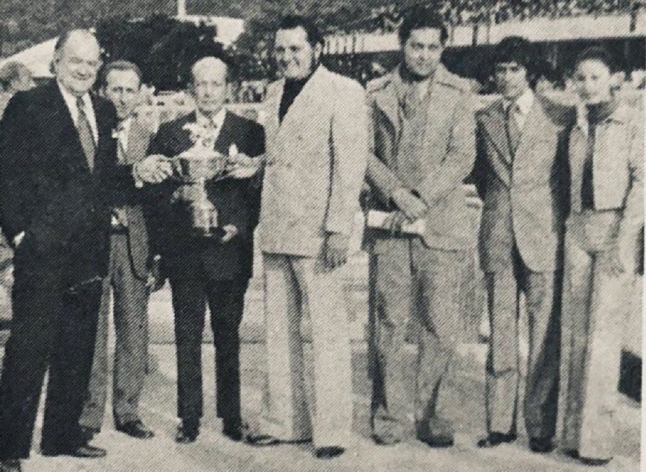 JLDangeloDuran's tweet photo. Recordando al maestro
HUGO BLANCO por su cumpleaños (25-9-1940 / 14-6-2015) gran hípico

Recibiendo el Trofeo de El Nacional de del también grande MIGUEL OTERO SILVA ganado por ARPA VIAJERA, pupila de Raúl Payares, con el socio Lorenzo Nesta, acto presidido por Martín Pérez Matos https://t.co/9nvL77Du3W