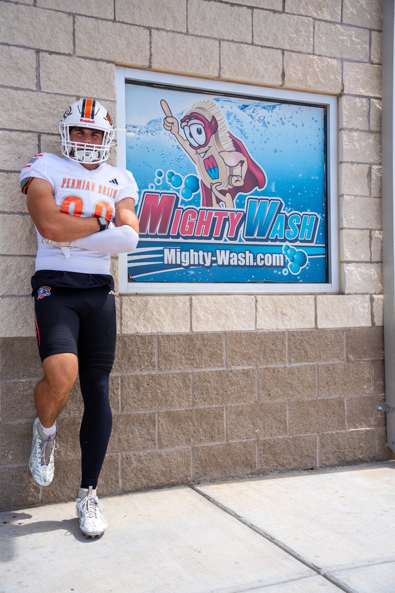 d2cfbspotlight's tweet photo. A few of our favorite uniform reveals we’ve seen around #D2FB for Week 3.

Who else has a clean look this week? https://t.co/SqwjYCd1yP