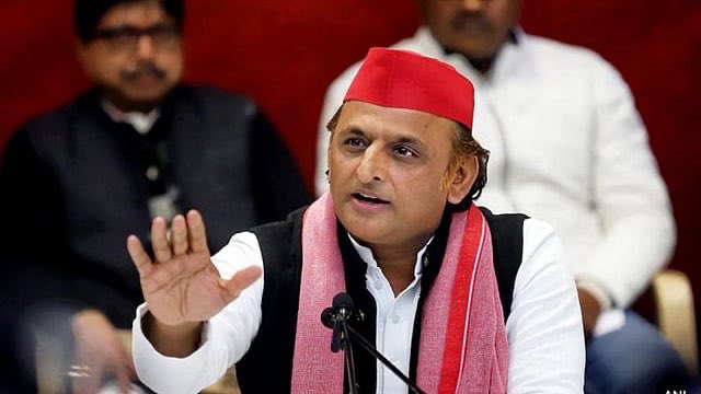 gemsofbabus_'s tweet photo. 🚨 A free laptop and ₹50,000 for every girl who passes Class 12 if the Samajwadi Party forms the Govt in 2027 says Akhilesh Yadav. 🤡🤦‍♂️ https://t.co/c5IFIKJR2p