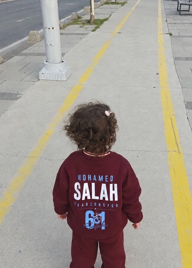Zeraa6161's tweet photo. Herkes isi gücü birakip yeğenimin sweatshirtine bakabilir mi 😍😍cok acil yetiskin versiyonu üretilsinnn https://t.co/qDsTPNhZGk