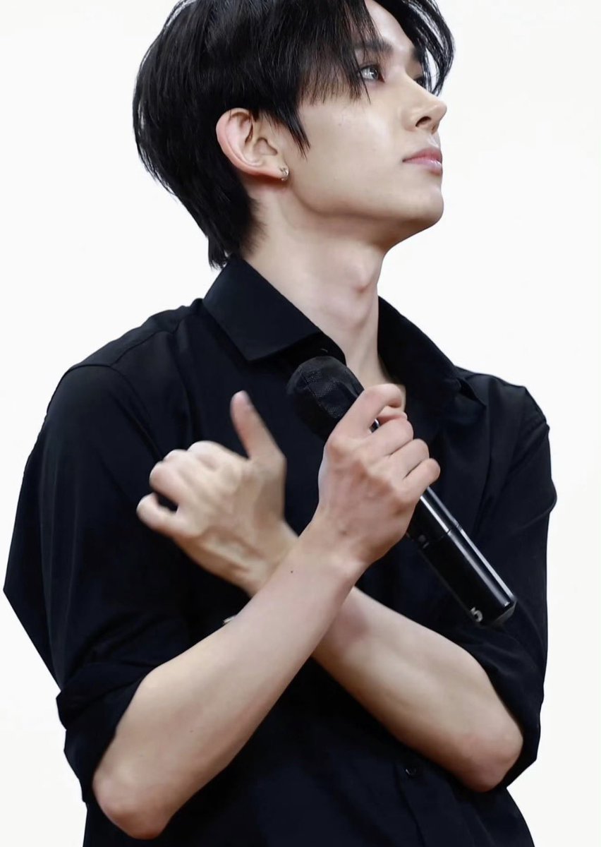 evaniesoo's tweet photo. his nose his hands … https://t.co/di256BSTvq