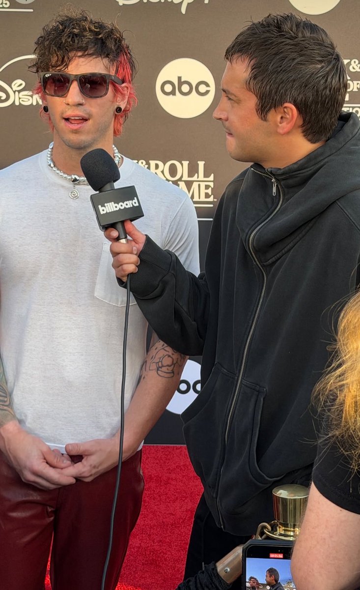 blurryfacefiles's tweet photo. Wen u have a friend https://t.co/ePZpRdur5k