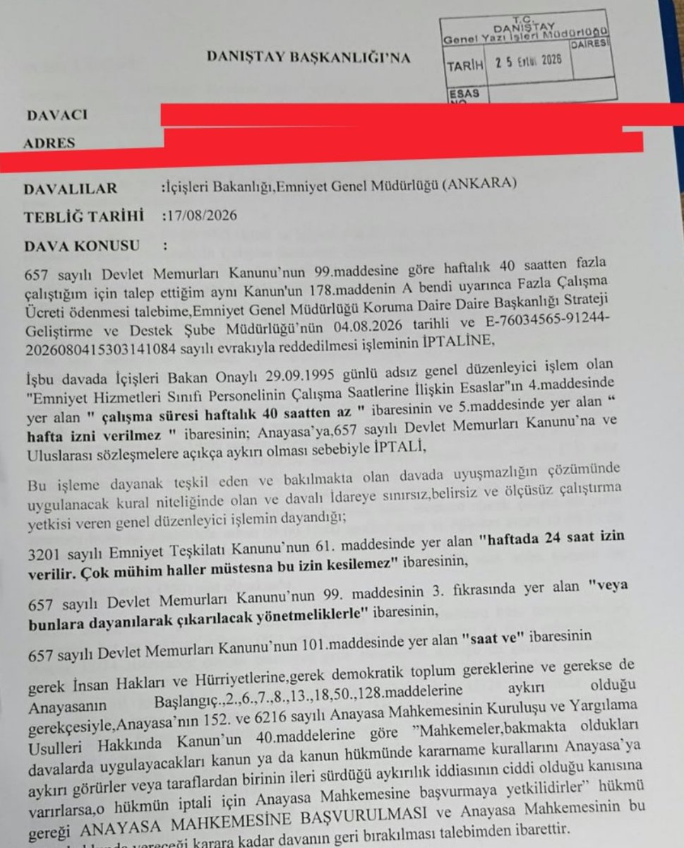 ahmetxaksoz's tweet photo. Değerli Meslektaşlarım;

3201 sayılı Emniyet Teşkilatı Kanununun 61 inci, 657 sayılı Devlet Memurları Kanununun 99,100 ve 101 inci maddelerine dayanılarak hazırlanan Emniyet Hizmetleri Sınıfı Personelinin Çalışma Saatlerine İlişkin Esaslar için bugün itibariyle Danıştay'a yürütmeyi durdurma talepli davamızı açtık.

Emniyet Hizmetleri Sınıfı Personelinin Çalışma Saatlerine İlişkin Esaslar"ın 4.maddesinde yer alan " çalışma süresi haftalık 40 saatten az " ibaresinin ve 5.maddesinde yer alan “ hafta izni verilmez " ibaresinin  Anayasa’ya,657 sayılı Devlet Memurları Kanunu’na ve Uluslarası sözleşmelere açıkça aykırı olması sebebiyle Danıştay tarafından İPTALİNİ istedik. 

2005 tarihinde İçişleri Bakan Onayı ile Esas'ların 4.maddesine eklenen " çalışma süresi haftalık 40 saatten az " ibaresi ;haftalık 40 saatlik kanuni üst sınırı bertaraf ederek Emniyet Hizmetleri Sınıfı Personeline sınırsız, ölçüsüz ve karşılıksız çalıştırma yüklediğini,5.maddesinde yazılı 5. "hafta izni verilmez" ibaresinin ise vardiyalar arasındaki biyolojik dinlenme süresini hafta tatili sayarak Anayasal dinlenme hakkı olan haftalık 2 gün tatil hakkını yok ettiğini belirttik.

Bir diğer husus ise şöyledir. 2011,2013 tarihleri arasında açılan davalar da ve 2024 yılındaki benim davamda Mahkemeler "  emniyet hizmetleri sınıfında görevli personelin haftalık 40 saatten az ve 12/24 esasından daha ağır olmayacak şekilde çalıştırılması esas olduğundan, haftalık 40 saat çalışma süresi esas alınarak fazla çalışma süresi belirlenemeyecektir.,diye hüküm vermektedir. İşte bu ibareleri ve ibarelerin ortaya çıkmasına neden olan ETK 61.maddeyi, DMK 99/3 ve 101.maddeyi de dava ettik.

Bu dava konusu da Emniyette ilk olarak açılmıştır. 

Angaryaya sebep her bir hukuksuzluk inşallah sona erecektir.

Hayırlı uğurlu olsun.

#PolisHukukDavası