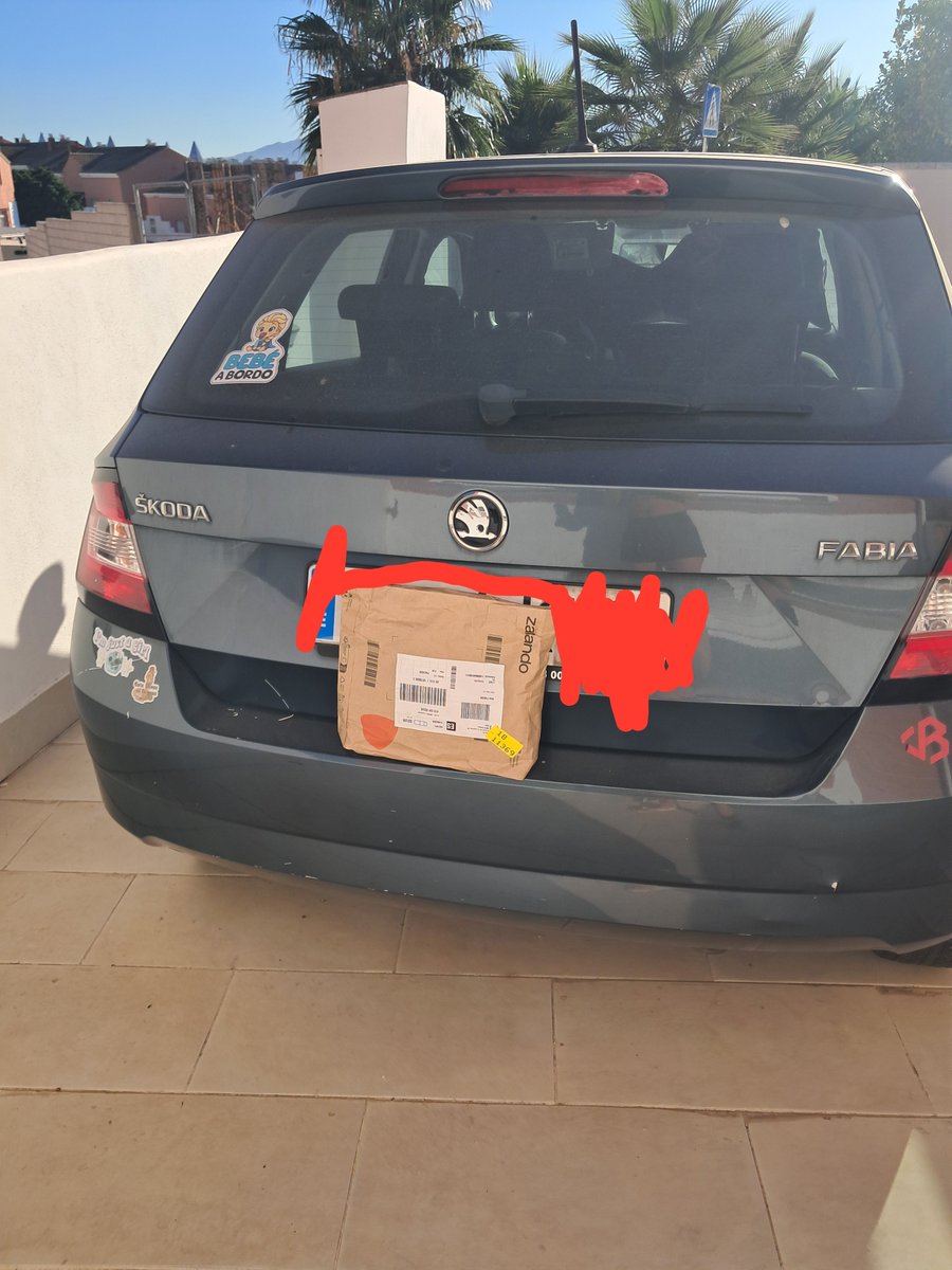 Anukyfalcon's tweet photo. @SEUR algún repartidor vuestro me ha dejado un paquete en la parte trasera de mi coche que está en la puerta de mi casa SIN AVISAR DE LA ENTREGA.
Os escribo por aquí porque nl hay manera de contactaros. Exijo una respuesta y una compensación. No creo que sea la manera. https://t.co/qguig4jvKK