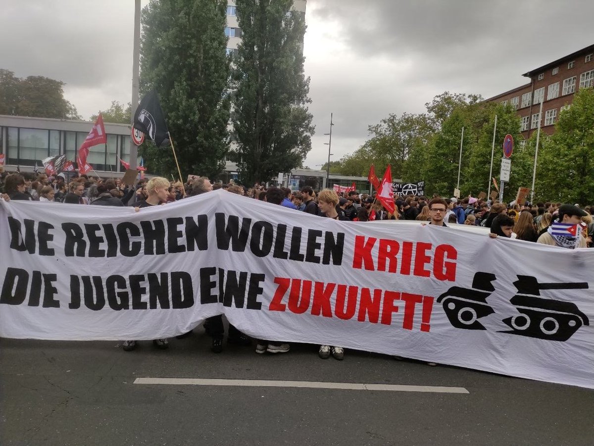 SelmaLabib's tweet photo. « Les riches veulent la guerre, les jeunes un avenir » 

Bravo aux dizaines de milliers de jeunes en Allemagne en grève et dans la rue contre la militarisation et le service militaire ! 

Des manifestations à Berlin, Düsseldorf, Hambourg et bien d'autres villes... https://t.co/9CZDFnmr8N
