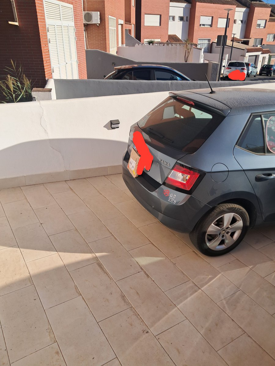 Anukyfalcon's tweet photo. @SEUR algún repartidor vuestro me ha dejado un paquete en la parte trasera de mi coche que está en la puerta de mi casa SIN AVISAR DE LA ENTREGA.
Os escribo por aquí porque nl hay manera de contactaros. Exijo una respuesta y una compensación. No creo que sea la manera. https://t.co/qguig4jvKK