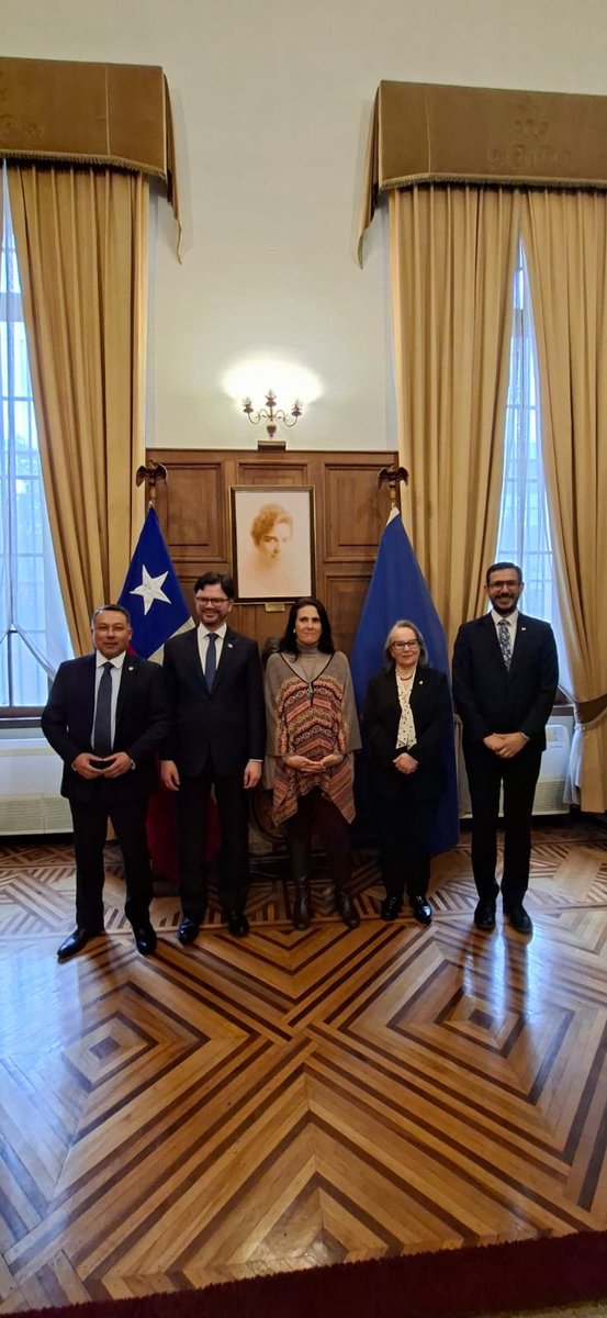 Emb_BanacekES's tweet photo. La diplomacia también se construye en las aulas. 🇸🇻🇬🇹🇭🇳🇨🇷🇨🇱
Con la Prorrectora de la Universidad de Chile, Dra. Dorotea López, impulsando becas, cooperación e intercambio académico y cultural para nuestros países.
Representar es también conectar y abrir oportunidades. https://t.co/GsYTjsVKSH