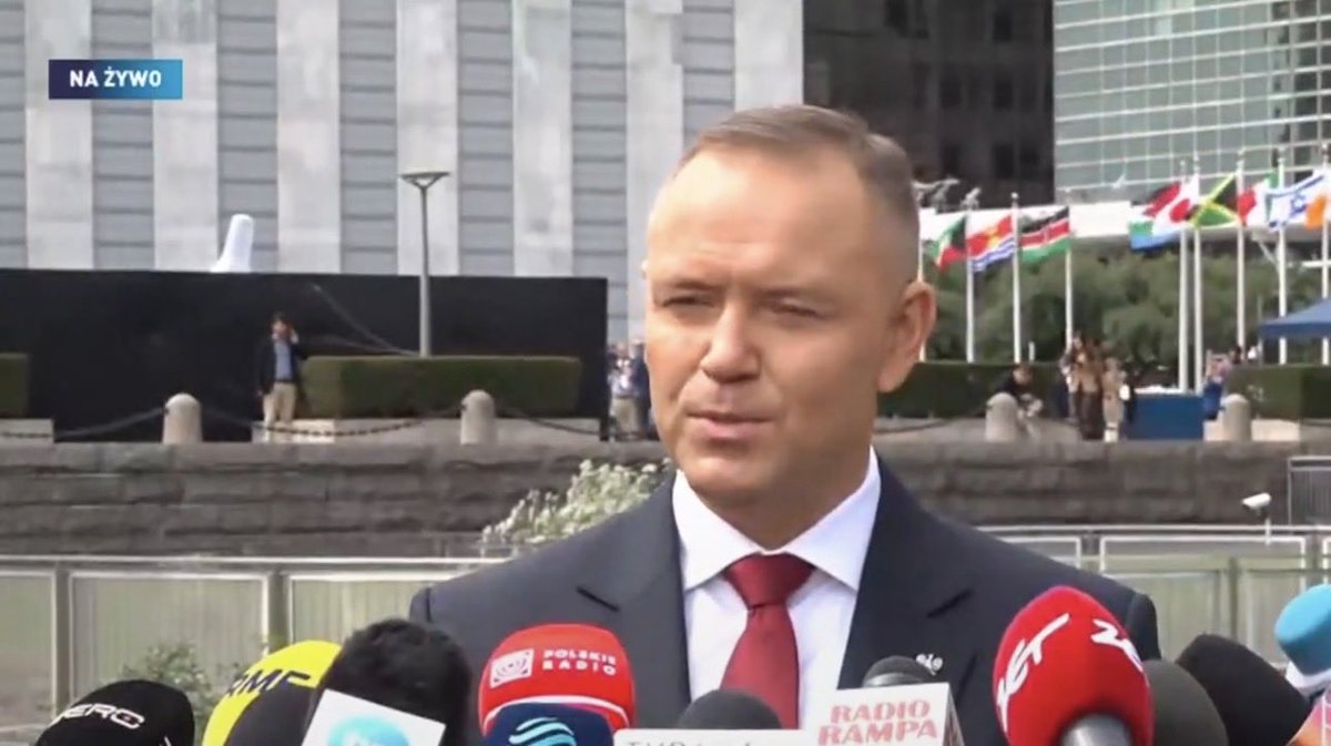 lemoniadowy1969's tweet photo. Nawrocki stworzył sobie polityczny świat, w którym każde podanie mu ręki jest sukcesem dyplomatycznym, każda kurtuazyjna rozmowa - historycznym spotkaniem, a każde pojawienie się za granicą - osobistym triumfem.

„Byłem. Spotkałem się. Załatwiłem. Przywiozłem”.

Tyle że polityka międzynarodowa nie jest kroniką wycieczki szkolnej ani albumem z fotografiami człowieka zachwyconego własną obecnością w kadrze.

Prezydent odbywa wizyty, spotyka przywódców i uczestniczy w wydarzeniach międzynarodowych - to element sprawowania urzędu, nie automatyczny dowód osobistego geniuszu dyplomatycznego. Sam Pałac Prezydencki podaje, że w pierwszym roku urzędowania Nawrocki odbył 29 wizyt zagranicznych. 

Serio?
I co z tego ma Polska?

Najbardziej groteskowe zaczyna się wtedy, gdy protokół dyplomatyczny zostaje przedstawiony jak hołd składany wielkiemu mężowi stanu. Ktoś podał rękę? Sukces Nawrockiego. Ktoś zrobił wspólne zdjęcie? Sukces Nawrockiego. Ktoś wysłuchał kilku zdań? Epokowe osiągnięcie Nawrockiego.

Nie. W dyplomacji istnieje coś takiego jak kurtuazja. Istnieje protokół. Istnieją obowiązki wynikające z funkcji. I istnieje ogromna różnica między uczestniczeniem w wydarzeniu a sprawstwem, między obecnością przy stole a wynegocjowaniem czegoś przy tym stole, między fotografią a rezultatem.

Problem Nawrockiego polega na tym, że w jego politycznej narracji te granice niemal znikają. Pozostaje nieustanne: „ja”, „mnie”, „ze mną”, „dzięki mnie”.

Historia jest jednak wyjątkowo niewdzięcznym odbiorcą autopromocji. Nie interesuje jej wypięta pierś, szeroki uśmiech ani komunikat napisany przez kancelarię. Interesują ją skutki.

I właśnie dlatego między „byłem” a „dokonałem” znajduje się przepaść, której żadna liczba zdjęć nie zasypie.