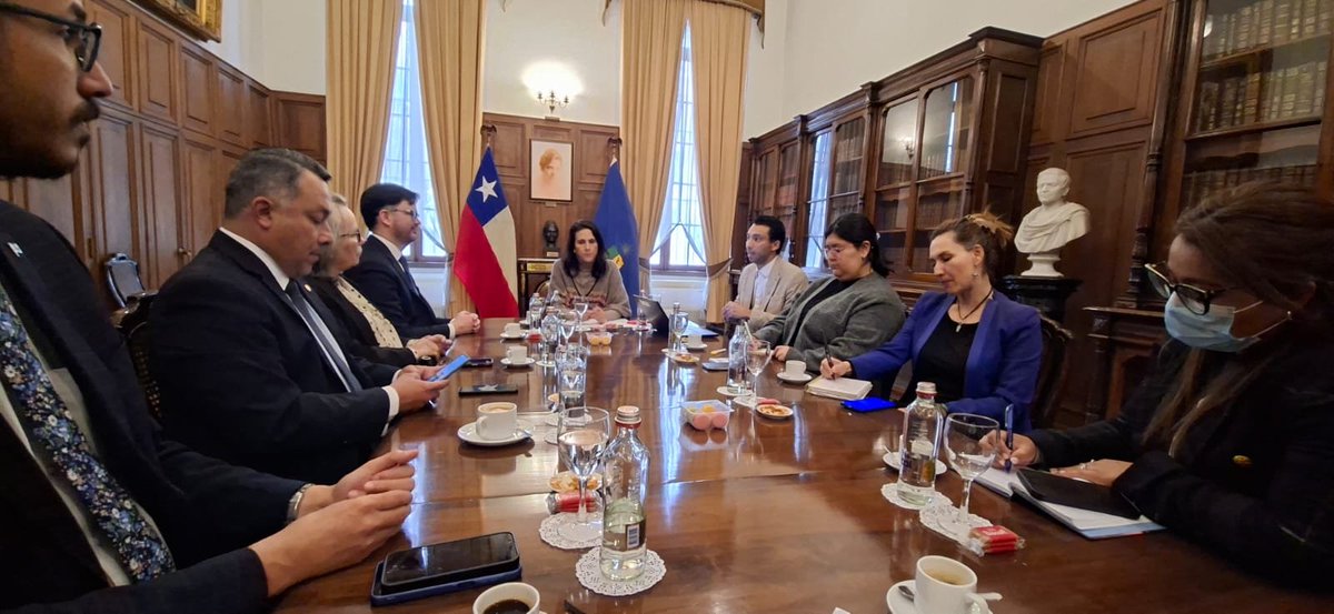 Emb_BanacekES's tweet photo. La diplomacia también se construye en las aulas. 🇸🇻🇬🇹🇭🇳🇨🇷🇨🇱
Con la Prorrectora de la Universidad de Chile, Dra. Dorotea López, impulsando becas, cooperación e intercambio académico y cultural para nuestros países.
Representar es también conectar y abrir oportunidades. https://t.co/GsYTjsVKSH