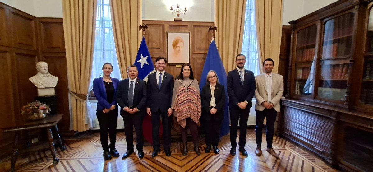 Emb_BanacekES's tweet photo. La diplomacia también se construye en las aulas. 🇸🇻🇬🇹🇭🇳🇨🇷🇨🇱
Con la Prorrectora de la Universidad de Chile, Dra. Dorotea López, impulsando becas, cooperación e intercambio académico y cultural para nuestros países.
Representar es también conectar y abrir oportunidades. https://t.co/GsYTjsVKSH