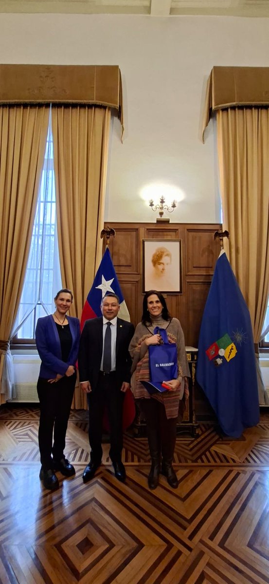 Emb_BanacekES's tweet photo. La diplomacia también se construye en las aulas. 🇸🇻🇬🇹🇭🇳🇨🇷🇨🇱
Con la Prorrectora de la Universidad de Chile, Dra. Dorotea López, impulsando becas, cooperación e intercambio académico y cultural para nuestros países.
Representar es también conectar y abrir oportunidades. https://t.co/GsYTjsVKSH