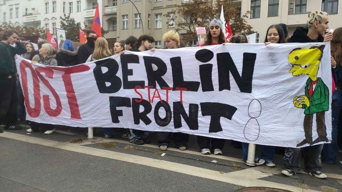 SelmaLabib's tweet photo. « Les riches veulent la guerre, les jeunes un avenir » 

Bravo aux dizaines de milliers de jeunes en Allemagne en grève et dans la rue contre la militarisation et le service militaire ! 

Des manifestations à Berlin, Düsseldorf, Hambourg et bien d'autres villes... https://t.co/9CZDFnmr8N