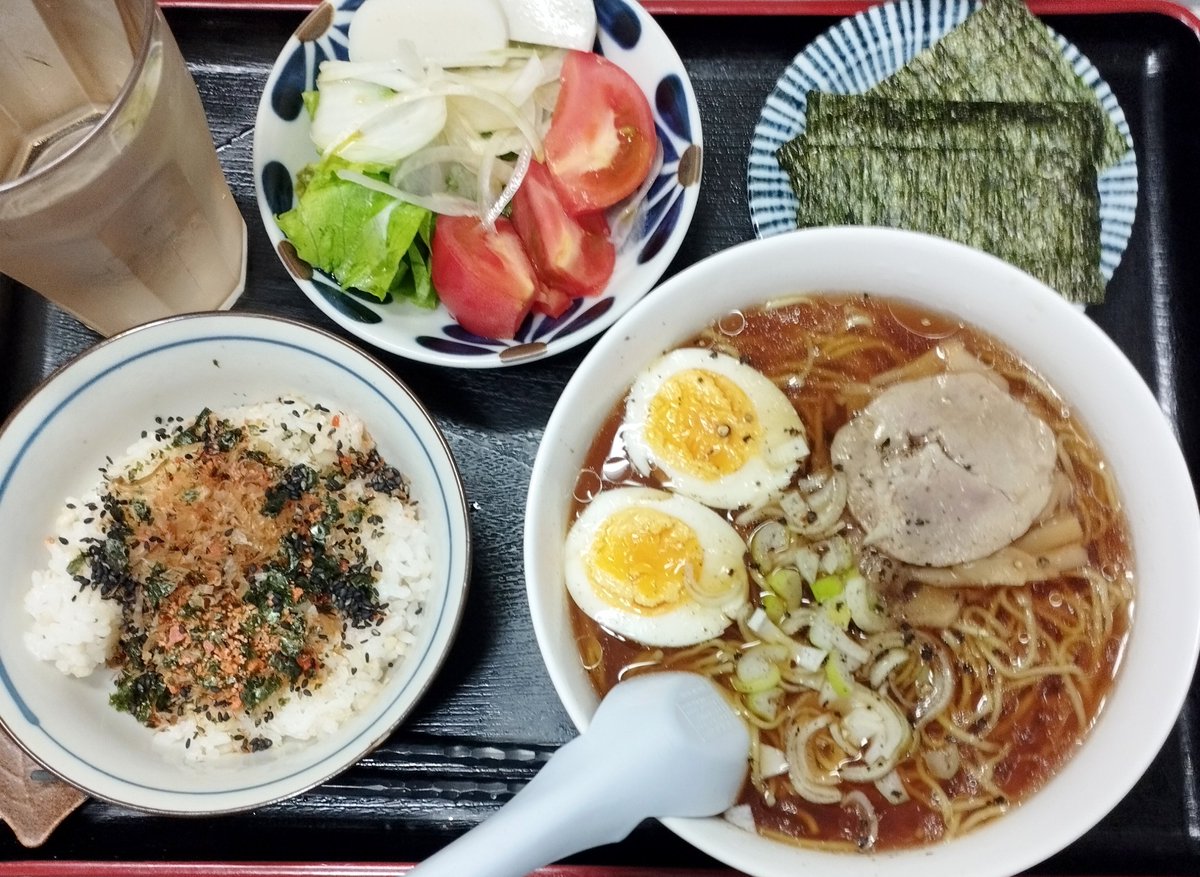 kuuoji's tweet photo. 2026, 9月25日、金曜、夕食、醤油ラーメン

醤油ラーメン380円、ふりかけご飯110円、副菜130円、調味料50円

計  670円
ごちそう様でした🙏😋
#おうちご飯
#自炊記録
#食費
#醤油ラーメン https://t.co/CJreRf8LMO