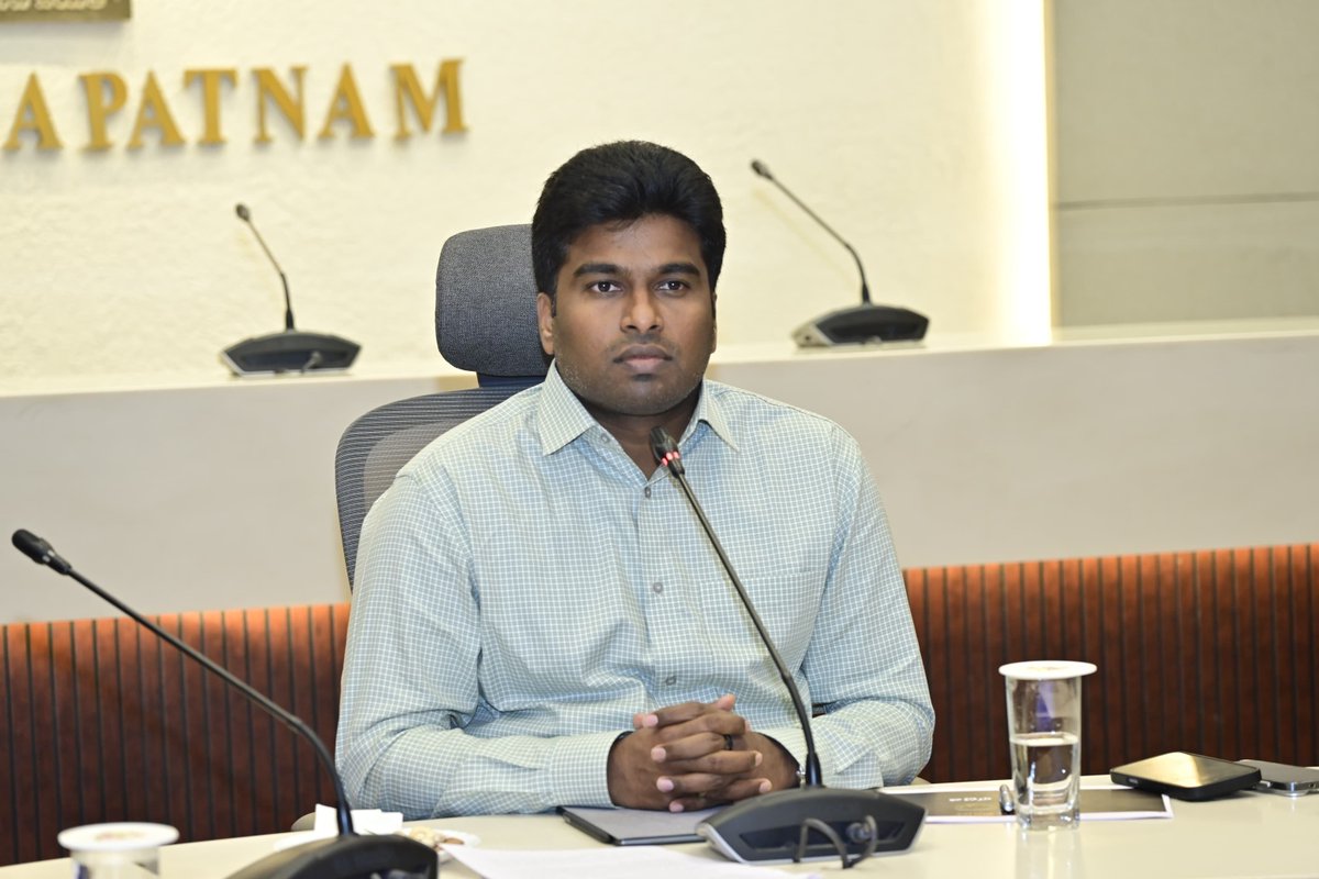 DIPROVIZAG's tweet photo. శుక్రవారం కలెక్టరేట్ మీటింగు హాలులో నేవీ, కోస్ట్‌గార్డ్, మెరైన్ పోలీస్, పోలీస్, మత్స్య, రెవెన్యూ తదితర శాఖల అధికారులతో జిల్లాలో తీర ప్రాంతాల్లో భద్రతా పరిస్థితులు, నిఘా వ్యవస్థ, శాఖల మధ్య సమన్వయంపై జిల్లా కలెక్టర్ ఎం.అభిషిక్త్ కిశోర్ సమీక్ష నిర్వహించారు. https://t.co/Mfp89MjTR6