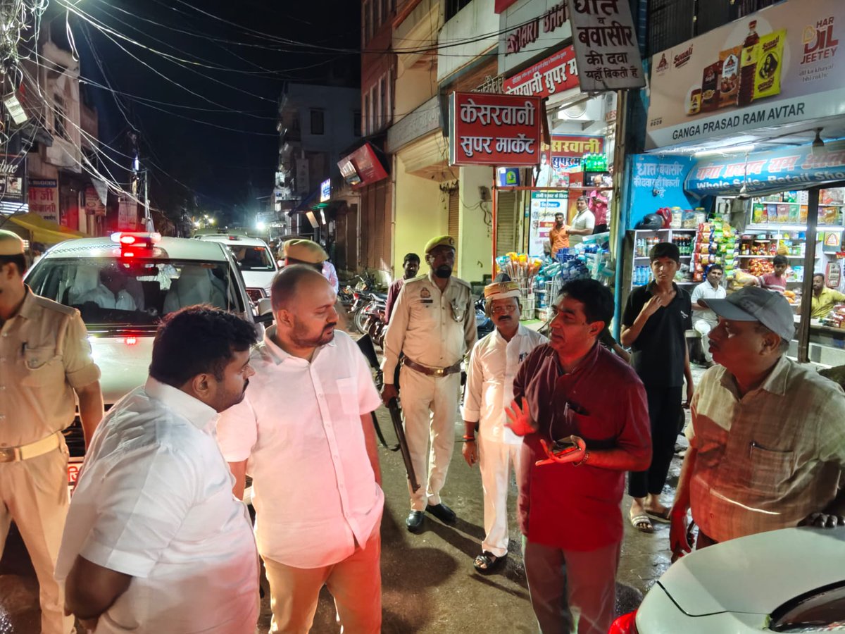 dmpratapgarh's tweet photo. 🌧️ भारी बारिश एवं आकस्मिक बाढ़ के अलर्ट को लेकर प्रशासन अलर्ट-

मा0 मुख्यमंत्री जी के निर्देशों के क्रम में जिलाधिकारी, प्रतापगढ़ द्वारा सदर तहसील क्षेत्र के विभिन्न वार्डों/मोहल्लों का भ्रमण कर जल-जमाव एवं साफ-सफाई की स्थिति का जायजा लिया गया।
आईएमडी के मौसम पूर्वानुमान के दृष्टिगत भारी वर्षा, अतिवृष्टि, आकाशीय बिजली एवं फ्लैश फ्लड की आशंका को देखते हुए विशेष अपील है—
⚠️ अनावश्यक यात्रा से बचें और सुरक्षित स्थान पर रहें।
⚡ बिजली के तार/खंभों से दूरी बनाए रखें।
🌳 आकाशीय बिजली के दौरान पेड़ के नीचे शरण न लें।
🏚️ जर्जर भवनों में न रहे, सुरक्षित आश्रय स्थल में शरण ले।
🌊 जल-जमाव वाले स्थानों से दूर रहें।

जिला/स्थानीय प्रशासन द्वारा भारी वर्षा/अतिवृष्टि के दृष्टिगत तत्काल समस्त संबंधित कार्यों को निस्तारित किए जाने हेतु निर्देश-
🌊 जल-जमाव वाले स्थानों पर तत्काल जल निकासी सुनिश्चित की जाए। 
🧹 नाली-नालों की युद्धस्तर पर सफाई एवं प्रतिदिन कूड़ा निस्तारण कराया जाए।
🦟 जलजनित बीमारियों की रोकथाम के लिए एंटी-लार्वा स्प्रे एवं फॉगिंग कराई जाए।
🏠 जीर्ण-शीर्ण घरों एवं झोपड़ियों में रह रहे लोगों को निकटतम राहत/शरणालय में पहुंचाया जाए।
🏫 रेड अलर्ट एवं फ्लैश फ्लड की आशंका के दृष्टिगत जनपद में स्कूल बंद रखने के निर्देश।

सतर्क रहें, सुरक्षित रहें।