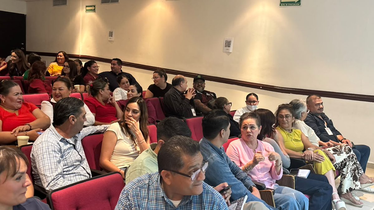 IssstesonGob's tweet photo. ℹ️ Con capacitación constante, #ISSSTESON ✅ brinda herramientas para fortalecer el servicio médico y la atención, y parte de ello es el taller de Comunicación Efectiva 🗣️ ofrecido por el Dr. Federico Jáuregui Rodríguez a personal del Centro Médico "Dr. Ignacio Chávez". https://t.co/xv0TVE2UCn