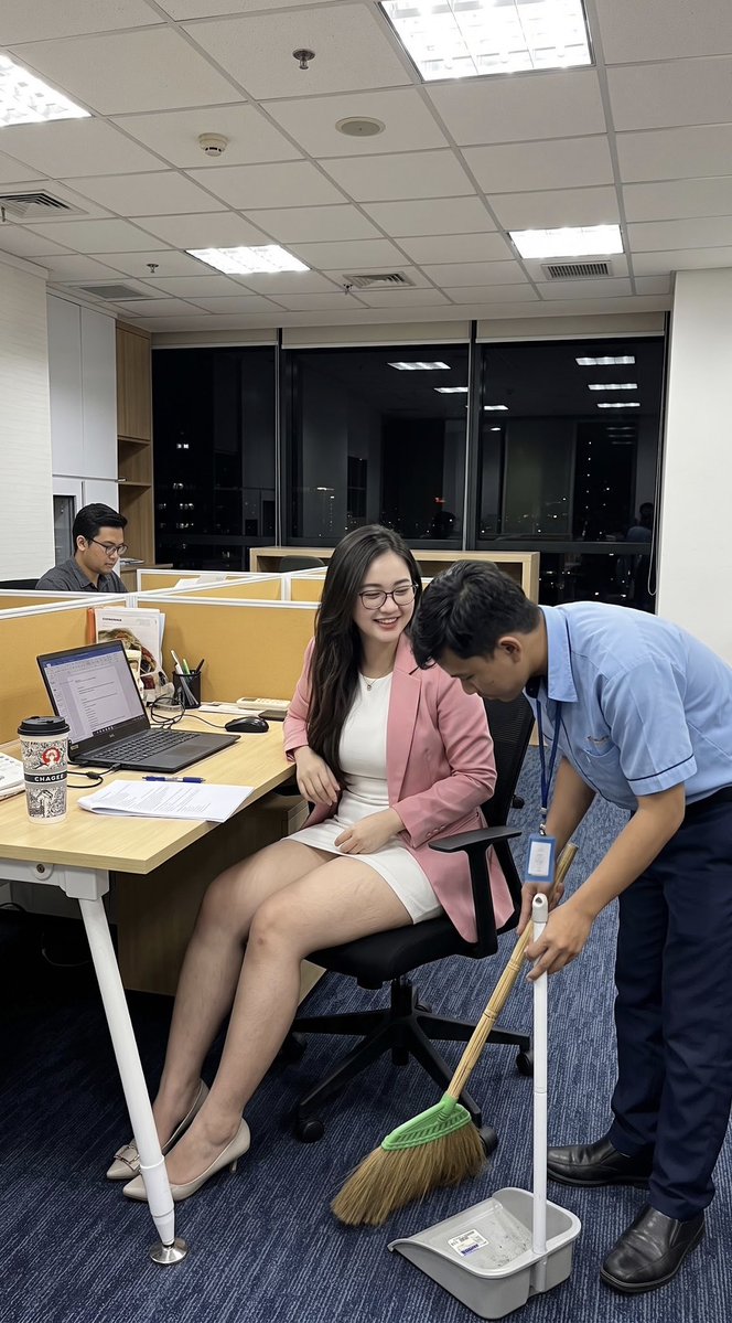 cicichuit_'s tweet photo. Jumat malem masi harus ngelembur 😭 Untung ada bbrpa tmn kantor masi pd kerja juga sama ada Bayu OB baru di kantor, baru kerja disini 2 mingguan. moga2 betah ya bay https://t.co/9rPBHTqcRq