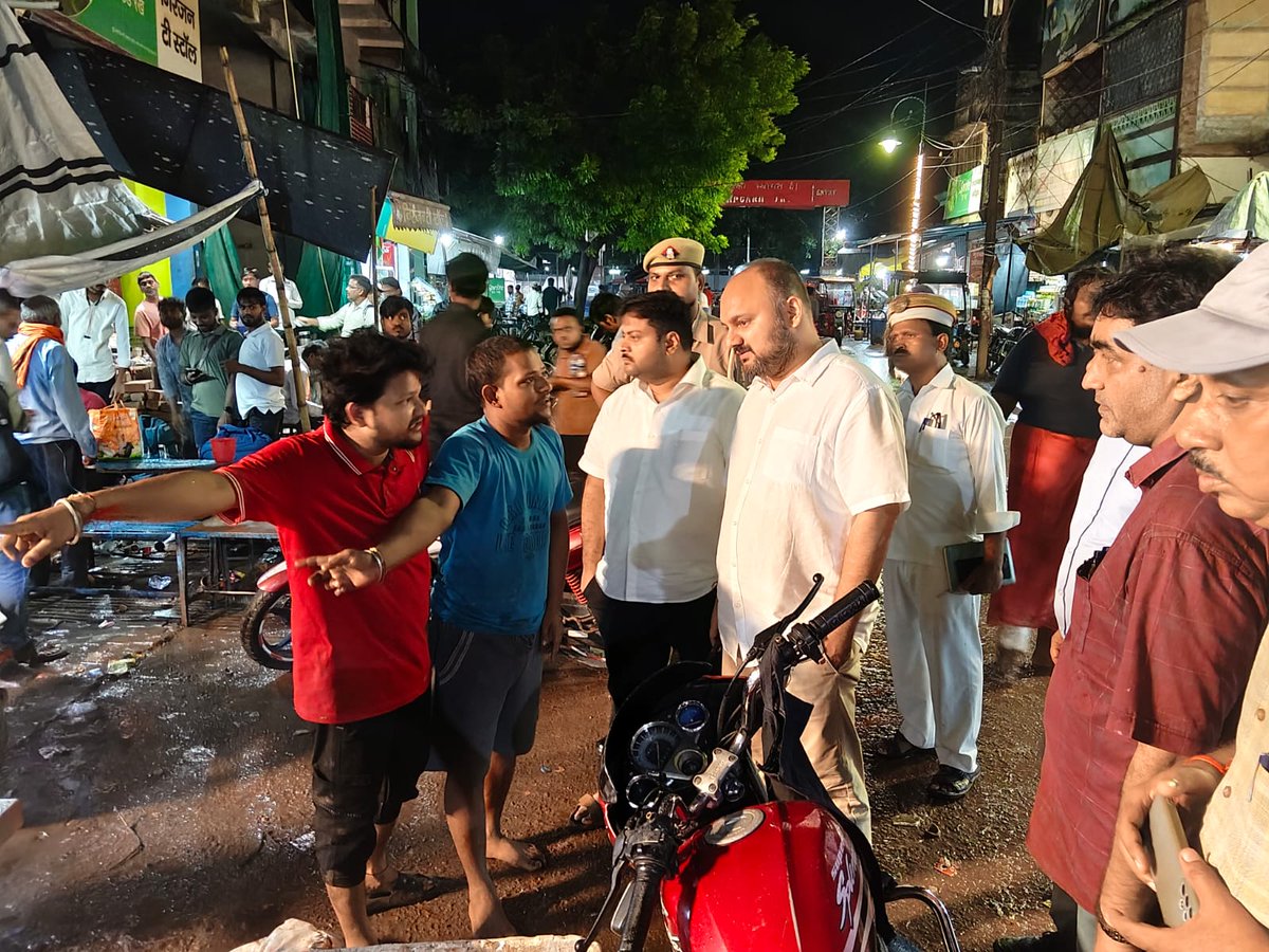 dmpratapgarh's tweet photo. 🌧️ भारी बारिश एवं आकस्मिक बाढ़ के अलर्ट को लेकर प्रशासन अलर्ट-

मा0 मुख्यमंत्री जी के निर्देशों के क्रम में जिलाधिकारी, प्रतापगढ़ द्वारा सदर तहसील क्षेत्र के विभिन्न वार्डों/मोहल्लों का भ्रमण कर जल-जमाव एवं साफ-सफाई की स्थिति का जायजा लिया गया।
आईएमडी के मौसम पूर्वानुमान के दृष्टिगत भारी वर्षा, अतिवृष्टि, आकाशीय बिजली एवं फ्लैश फ्लड की आशंका को देखते हुए विशेष अपील है—
⚠️ अनावश्यक यात्रा से बचें और सुरक्षित स्थान पर रहें।
⚡ बिजली के तार/खंभों से दूरी बनाए रखें।
🌳 आकाशीय बिजली के दौरान पेड़ के नीचे शरण न लें।
🏚️ जर्जर भवनों में न रहे, सुरक्षित आश्रय स्थल में शरण ले।
🌊 जल-जमाव वाले स्थानों से दूर रहें।

जिला/स्थानीय प्रशासन द्वारा भारी वर्षा/अतिवृष्टि के दृष्टिगत तत्काल समस्त संबंधित कार्यों को निस्तारित किए जाने हेतु निर्देश-
🌊 जल-जमाव वाले स्थानों पर तत्काल जल निकासी सुनिश्चित की जाए। 
🧹 नाली-नालों की युद्धस्तर पर सफाई एवं प्रतिदिन कूड़ा निस्तारण कराया जाए।
🦟 जलजनित बीमारियों की रोकथाम के लिए एंटी-लार्वा स्प्रे एवं फॉगिंग कराई जाए।
🏠 जीर्ण-शीर्ण घरों एवं झोपड़ियों में रह रहे लोगों को निकटतम राहत/शरणालय में पहुंचाया जाए।
🏫 रेड अलर्ट एवं फ्लैश फ्लड की आशंका के दृष्टिगत जनपद में स्कूल बंद रखने के निर्देश।

सतर्क रहें, सुरक्षित रहें।