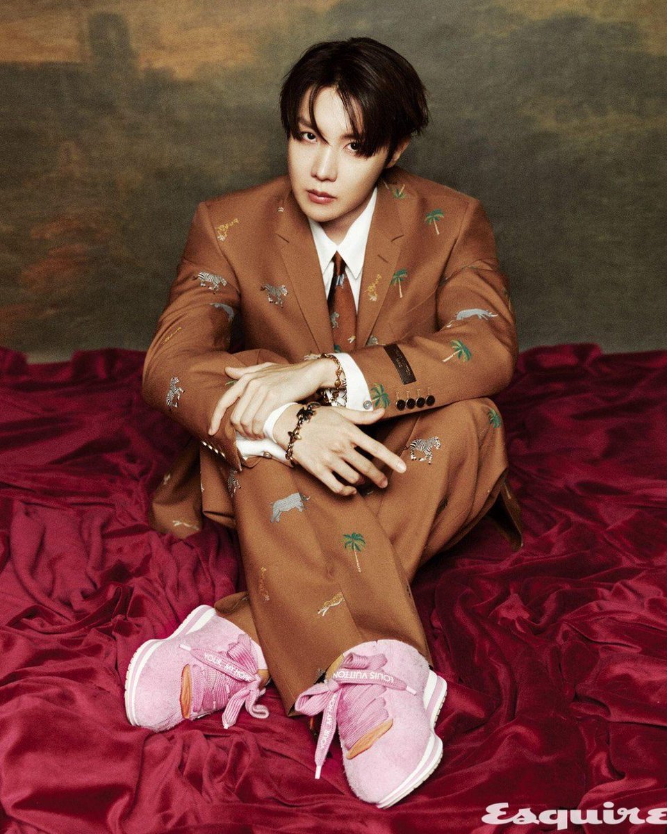 TheePopCore's tweet photo. j-hope has been named among the best dressed K-pop idols of all time by Complex Magazine. https://t.co/gqPqKwwHdj