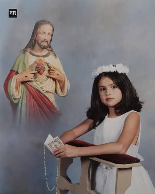 PortalSelenaBR's tweet photo. O candidato Flávio Bolsonaro e os bolsonaristas estão articulando para retirar o título de Nossa Senhora Aparecida como a Padroeira do Brasil e isso não pode acontecer!

Nós Selenators e a Selena Gomez repudiamos essa proposta contra a fé. https://t.co/ysRnn3k0MV