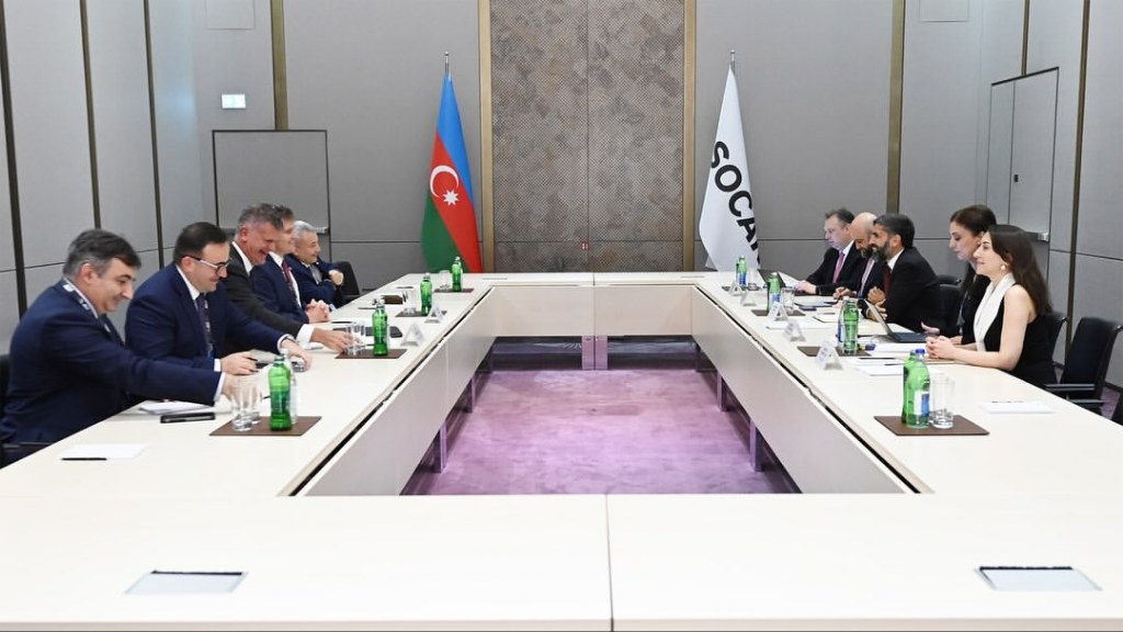 bp_Azerbaijan's tweet photo. bp-nin Apstrim üzrə icraçı vitse-prezidenti Qordon Birrel Azərbaycanda ikigünlük işgüzar səfərdədir. 

Planlaşdırılmış bu səfər çərçivəsində Qordon iqtisadiyyat naziri Mikayıl Cabbarov və SOCAR-ın prezidenti Rövşən Nəcəflə görüşüb. Görüşlər zamanı bp-nin Azərbaycanda icraçısı olduğu layihələrin gedişatı və şirkətin dünya üzrə  və regiondakı biznesinin prioritetləri müzakirə edilib.

Səfər çərçivəsində Qordon həmçinin İkinci Azərbaycan Beynəlxalq İnvestisiya Forumuna qatılıb. 

🔗 https://t.co/WTJLRyIvzH #bpAzərbaycan

---
Gordon Birrell, bp’s executive vice president, Upstream, is on a 2-day working visit to Baku. 

During this planned visit, Gordon met with Minister of Economy Mikayil Jabbarov and SOCAR President Rovshan Najaf. During the meetings, they discussed the progress of bp-operated projects in Azerbaijan, as well as bp’s global and regional business priorities.

During his visit, Gordon is also attending the Second Azerbaijan International Investment Forum.

🔗 https://t.co/fxrzpFZbDo #bpAzerbaijan