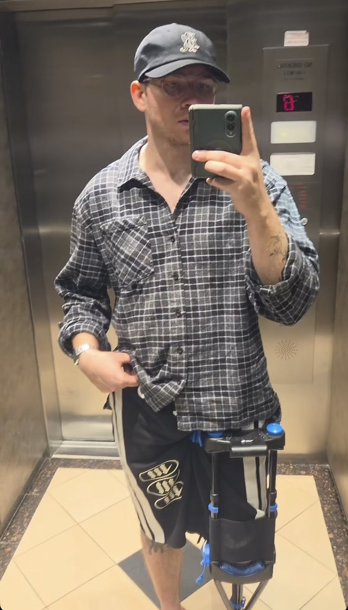 bucksleftpec's tweet photo. THE TATTOO ON THE LEG. THE SHIRT. THE FUCKING GLASSES. 🤤🤤🤤🤤🤤🤤🤤🤤🤤 https://t.co/YsnYIOxtr9