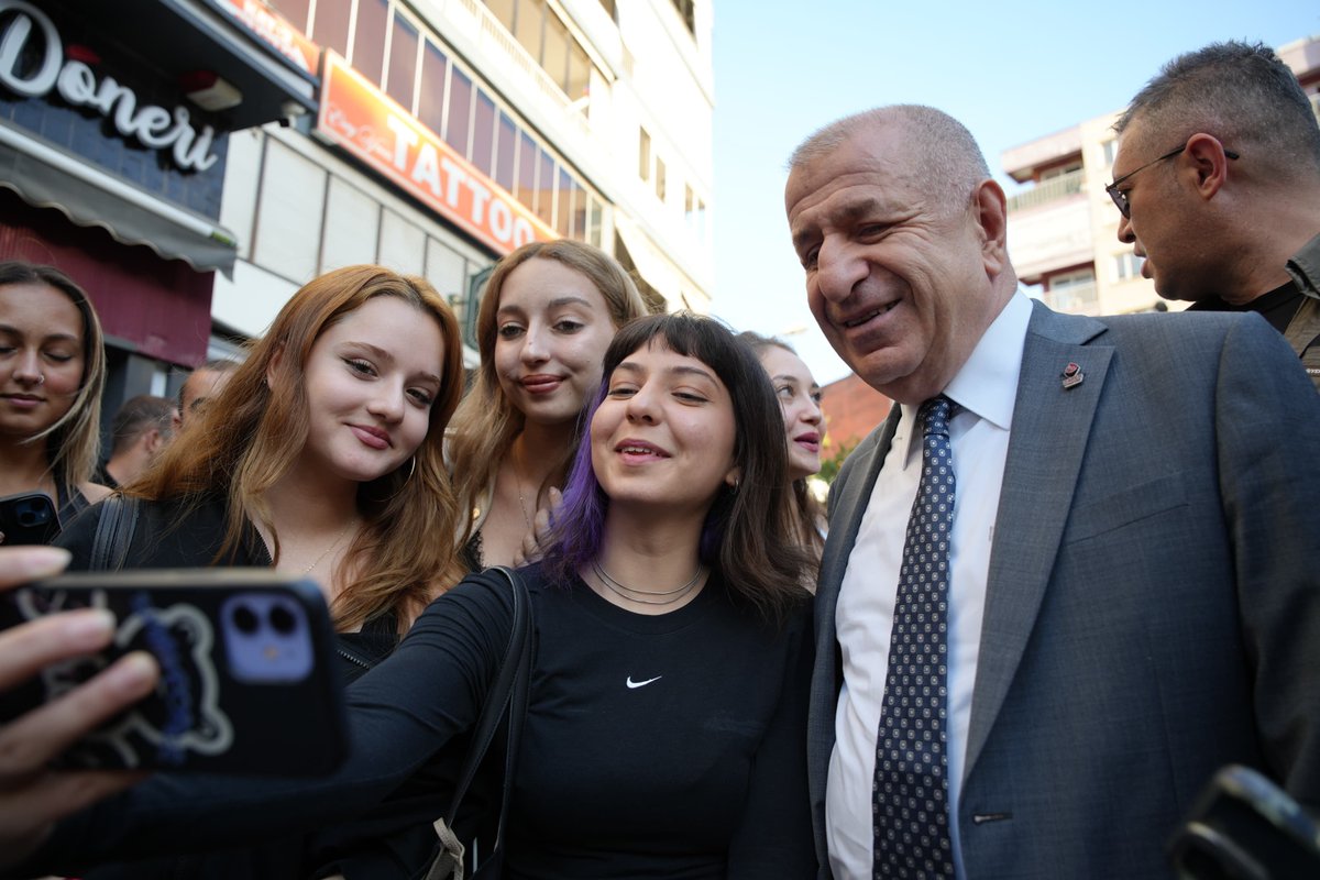 umitozdag's tweet photo. İzmir programımızın ilk gününde bizleri sevgi ve ilgiyle bağrına basan İzmir halkına içten teşekkürlerimi sunuyorum. https://t.co/4Cc44kM7OE