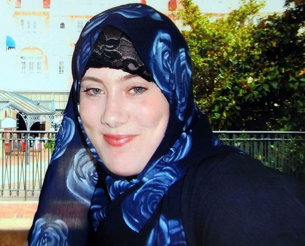 The_Davos_Man's tweet photo. Samantha Lewthwaite is one of the 10 most wanted criminals in Africa.

A British leftist who converted to Islam, joined Al Qaeda, went to Somalia, where she organised Terror attacks murdering people in Somalia and Kenya.

Just sharing why white lefty converts creep me out. https://t.co/mEx2F3q0kU