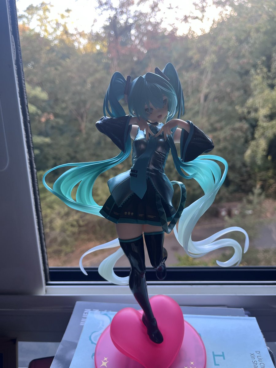 Idk22934343's tweet photo. Je vien de recevoir ma figurine de miku  !!! 🤩 https://t.co/cY7OBcGvY8
