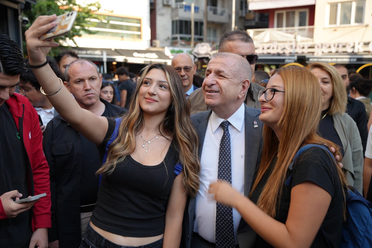 umitozdag's tweet photo. İzmir programımızın ilk gününde bizleri sevgi ve ilgiyle bağrına basan İzmir halkına içten teşekkürlerimi sunuyorum. https://t.co/4Cc44kM7OE