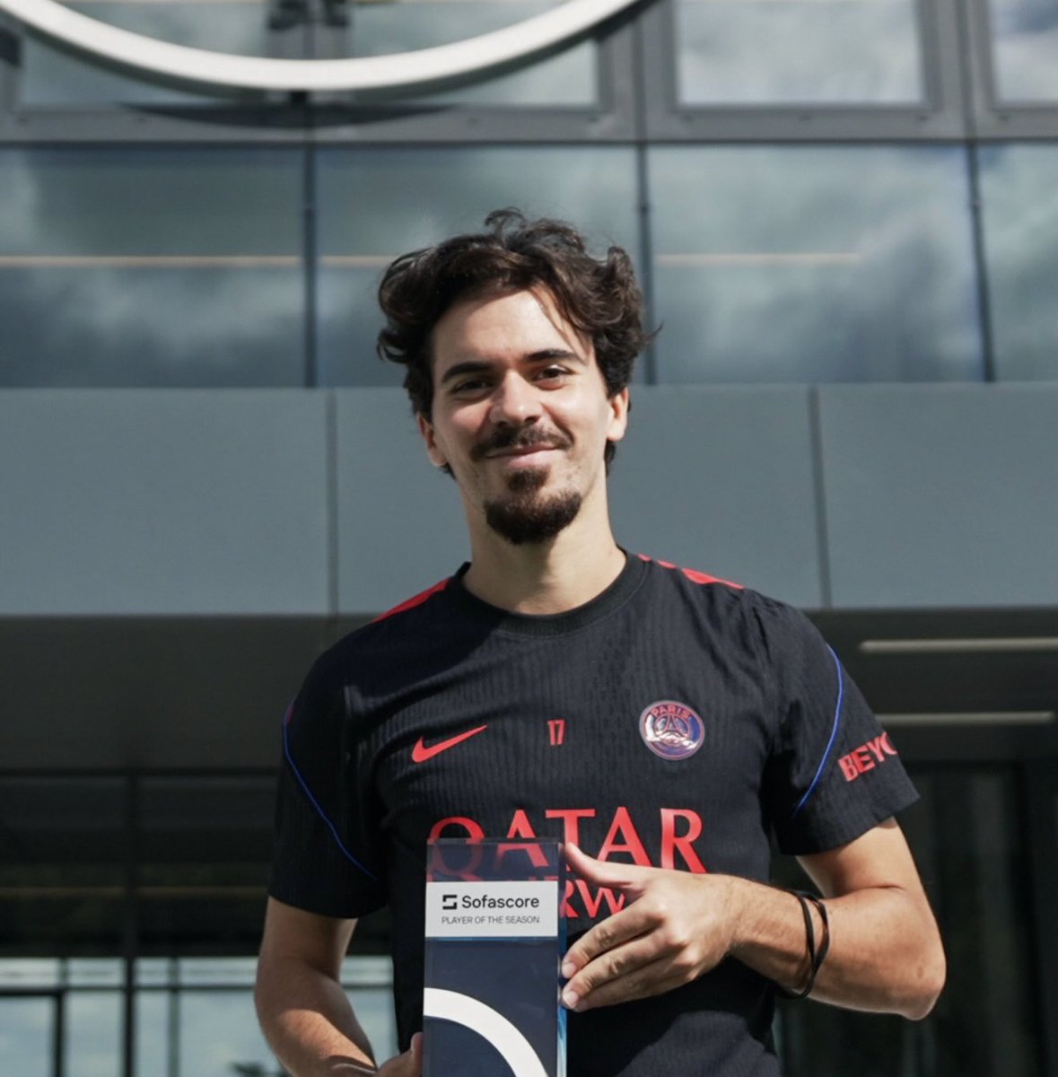 LMDPSG's tweet photo. 🚨 Vitinha 🇵🇹 est élu joueur de la saison 2025/26 en Ligue 1 par Sofascore ! ❤️💙🏆 https://t.co/fVlFHRnQ01