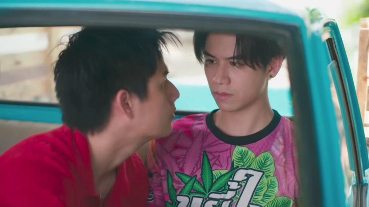 cheeeryahhh's tweet photo. if a man(winny) is looking at me like that, i will actually die. wave is a strong soldier🤣🤣🤣
#ThatSummerRewatchEP2 https://t.co/KswTh6AJcc