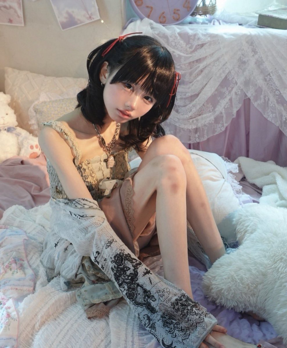 lsdbunnie's tweet photo. how come alot of skinny asian people have like literal malnourished bodies but their face will not be skeletal and is always full and normal https://t.co/uVZU9ocgJ1