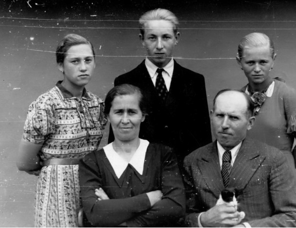 AnitaSchelde's tweet photo. Ponieważ w przestrzeni medialnej uaktywnili się opętani przez Szatana z takim przekazem do Polaków :

"To jest proputinowska propaganda !"
"To jest podżeganie antyukraińskich nastrojów !" 

Dlatego PRZYPOMINAM, co zawsze powtarzała mi Mama ❗️⬇️
"Anitko w życiu liczą się tylko czyny a nie słowa !"

Dlatego Anitka przedstawi :
Jak wyglądały ich czyny kiedyś ❓
I jak wyglądają ich czyny dzisiaj ❓

KIEDYŚ ❗️⬇️
2 VI 1943 r. Rzeź w Hurbach.
Pani Irena Gajowczyk :
"Sześć i pół roku miałam. Mieszkałam we wsi Hurby, gmina Buderaż.  To było w kwietniu, na pewno w kwietniu, bo było bardzo ciepło. No ale w maju to już coraz więcej, dziećmi będąc, słyszałyśmy, że kogoś tam zamordowali. I mój wujek, mój wujciu kochany, Aleksander Warnawski, ostrzegał Tatusia: „Janek, ty wywieź dzieci i Marysię gdzieś do Równego, gdzieś do miasta”. Tam większe przecież było bezpieczeństwo. Tam przecież już Niemcy byli. Ale tatuś w tym krytycznym dniu gdzieś pojechał, do jakiegoś miasta.
I kiedy Mamusia nas pomyła, pokąpała, siedziałyśmy na tym tapczaniku, ona obcinała nam grzyweczki, a brat na podwórku pewnie jeszcze gdzieś biegał. I wtedy odezwała się właśnie do siostry: „Lodziu, wyjdź na podwórko i zobacz, bo jakieś takie jakby huki słychać, strzały czy coś”. Siostra pytała: „Ale gdzie Mamusiu? To na pewno pani Sierkowska rozkłada sienniki dla dzieci” – bo ona miała tych dzieci sporo. Ale w pewnym momencie siostra wyszła, a jak wyszła, to już się paliła cała wieś. A tu już ogień w następnym obejściu się palił, ale to były takie samodzielne, ogromne gospodarstwa. I myśmy były w koszulkach na szeleczkach. Ja, Lodzia i Stasia, a mamusia chwyciła tego malutkiego braciszka, Tadzia, na ręce i tatuś rzucił na mamusię takie palto. Wiem, że miało taki kołnierz z lisa. I my z tym uciekliśmy z mieszkania, razem z tą panią, która tam z tymi dziećmi była. Biegłyśmy przez nasz ogród, gdzie było ścięte ściernisko po koniczynie, i tak drapało nas w stopy.
Skierowałyśmy się do lasu. Może przeszłyśmy 150 metrów od domu. I Mamusia zobaczyła u jednego z nich, że miał siekierę za paskiem przywiązaną. I krzyknęła : „Dzieci, uciekajcie, bo to banderowcy !”. No i rozsypaliśmy się wszyscy, gdzie kto mógł. Bałam się daleko odchodzić, trzymałam się Mamusi za sukienkę, a Marcel niósł Stasię na barana, bo nóżki ukłuła. Lodzia była gdzieś z drugiej strony, gdzieś wszystko zniknęło. Oni dopadli do mamusi. Nie wiem, co zaczęli robić, Mamusia strasznie krzyczała. Szaro było, ale zobaczyłam, chociaż leżała, że takim dużym nożem odcinał jej pierś. Na mnie mówili w domu „Rysia” i dlatego krzyczała tak : „Rysiu, uciekaj, Rysiu, uciekaj!”. Ale nie uciekałam nigdzie, bo się bałam. I tak się położyłam twarzą do ziemi, podkuliłam nogi, leżałam i chyba nie oddychałam. Mamusia strasznie jęczała, krzyczała. Podcięli jej później gardło, ale żyła. Nie wiem, co się później stało, mamusia strasznie prosiła, żebym wody jej podała. Ale ja chyba zasnęłam, nie wiem, co się działo. Nic nie pamiętam, później ten krzyk, ten jęk cały czas, ale nie jednej osoby, dużo ludzi jęczało. Byłam tak sparaliżowana strachem, że się nie ruszałam i chyba mnie to uratowało. Usłyszałam jednak takie trzaski, jakby drzewa, poczułam jakiś swąd i gorąc od płomieni – podniosłam głowę, a tu wszystko, wszystko się paliło, dosłownie wszystko. Mamusia strasznie wyglądała, była cała zalana krwią i wszystko z niej zostało zdarte. I ten mały leżał obok niej. Też żył jeszcze i jęczał. Jak banderowcy już wyjechali, ja jeszcze troszkę odsiedziałam, po czym wyszłam – żeby po tej wiosce szukać ludzi, kontaktu. I spotkałam taką panią, która się nazywała jak i ja z młodości, Helena Ostaszewska, bo ja się z domu nazywam Ostaszewska. I opowiadam, co się stało. Ona byłą wdową i miała jednego synka. I ona mówi : „Nie płacz, Rysiu, ja cię zabiorę, na pewno tatusia znajdziemy”. Ja mówię: „Nie, Tatuś spalił się, tam, gdy dom spłonął, nie zostało nic”.  Jeszcze opowiadała sąsiadka, nie pamiętam, jak się nazywała, że podobno ten najstarszy z braci, Marcel, na kolanach błagał, po imieniu się zwracając, żeby go nie mordowali. Całował po nogach, „diadia” tam do kogoś mówił, „wujku” też podobno, no i jeden taki był dobroduszny, że strzelił mu z tyłu w głowę. Zginął na miejscu, a jeśli chodzi o siostrę Stasię, to wyrwali jej część głowy, ale ona żyła. Miała z drugiej strony dziurę i w brzuchu miała dwie dziury, tak że jej jelita wychodziły, ale była przytomna. Jechaliśmy w kilka furmanek do tego Mizocza i raptem z lasu wyskoczyły ich miliony, tak mi się wydawało. I zaczęli strzelać do nas strzelać, ale mało broni mieli, wszyscy trzymali siekiery, widły, jakieś potężne noże. Ukrainiec dopadł do naszego wozu a ja z tą lalką stałam. Tak się wściekł, jak zobaczył, że ja trzymam lalkę, i jak mnie tu uderzył, to ja nie wiem, czy ja otwarłam te rączki, ale tak mi tu nożem przeszył na wylot dłoń, prawą dłoń – z tą lalką. Potem jeszcze na jednym i drugim barku czułam takie dźganie. Rękę miałam też przebitą. Młody człowiek robił to nożem sześcioletniej dziewczynce. Ból był duży płakałam. Na plecach też mam znaki, jak pani chce zobaczyć, to ja pani pokażę. Później, gdy tak strasznie się darłam, to jego tak strasznie to pewnie denerwowało, że mnie zapał tak jak kota – za skórę, no i położył na taki ogromny kopiec mrówek. I tę część ciała, którą trzymał w dłoni, wykroił. Proszę zobaczyć, straszny kawał blizny. Byłam cała we krwi i nie miałam prawie warg, wszystko wygryzione przez mrówki. I nagle usłyszałam skrzypienie kół, słyszę to samo skrzypienie kół na tym leśnym piachu. Ale już myślę wtedy, że będę prosić, żeby mnie nie zabijali. I podchodzi do mnie żołnierz. Zaczęłam strasznie krzyczeć, na ile miałam sił, ale w rzeczywistości podobno bardzo cichutko krzyczałam. A to był Niemiec, niemiecki żołnierz. Podniósł mnie i mówi: „Mein Gott, mein Gott !”. Wziął mnie na ręce i dał mi czarną kawę z menażki. Tak słodką, że ja do dzisiaj jej smak pamiętam. Niemieccy żołnierze trochę mnie zabezpieczyli na tym wozie, to znaczy tak, jak mogli. I tak pojechałam w świat, do Mizocza – do szpitala niemieckiego trafiłam, bo mnie Niemiec znalazł. Długo leżałam". Koniec.

DZISIAJ ❗️⬇️
W 2022r na Ukrainie było : 
- ponad 40 pomników i ok. 500 ulic, placów i skwerów imienia Stepana Bandery
- przynajmniej 5 pomników i kilkadziesiąt ulic Romana Szuchewycza
- ok. 30 miejsc "uhonorowanych" imieniem szefa OUN-M, Andrija Melnyka
- ok. 50 miejsc imienia, głównego zleceniodawcy GENOCIDUM ATROX, dowódcy UPA-Północ - Kłyma Sawura.
- setki miejsc z nazwami innych "Bohaterów z UPA".

Teraz już wszystko rozumiecie ❓❓❓
To nie dajcie się więcej wpuszczać w maliny ❗️
1. Wyznanie grzechów i żal ❗️
2. Pokuta ❗️
3. Ewentualne przebaczenie ❗️

Źródło :  
"Kainowa zbrodnia" - fragmenty reportażu Anny Lisieckiej. Polskie Radio, program 2. Reportaż został uhonorowany w 2010 r. Nagrodą Wolności Słowa Stowarzyszenia Dziennikarzy Polskich, był także nominowany do prestiżowej nagrody radiowców Prix Europe.

Na zdjęciu Śp. Rodzina Jaremowiczów - Zeżawa, powiat Zaleszczyki, województwo Stanisławów. Wszyscy zostali zamordowani 11 XI 1943 r.

Kochani a jak sytuacja wygląda u Was❓
Czy za słowami :
"Anitko jesteś naszym skarbem narodowym !"
Idą również czyny, czyli :
- klikanie RT ❓
- pisanie komentarzy ❓
- wspieranie w miarę swoich możliwości pani od historii ❓ https://t.co/uYX0ELCMFj