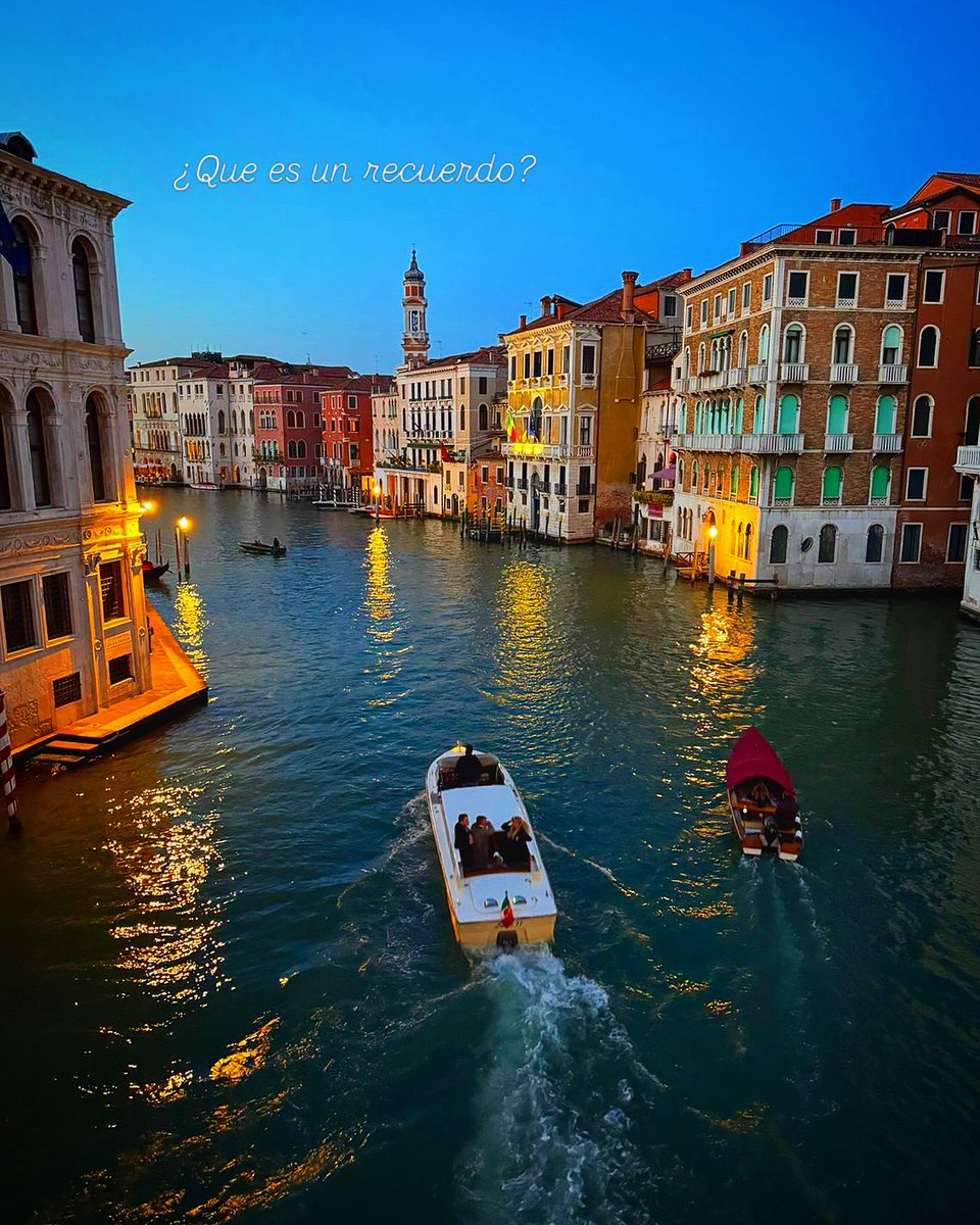 ChereBolf's tweet photo. A veces no echamos de menos un lugar, sino a la persona que fuimos allí. Venecia, 2025: un instante irrepetible que sigue viviendo en una fotografía. Cuando la miro, vuelvo a sentir que todo estaba cumplido. https://t.co/BQlKi08Geh