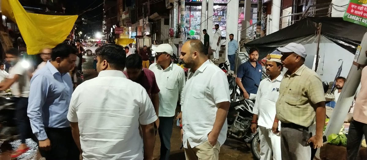 dmpratapgarh's tweet photo. 🌧️ भारी बारिश एवं आकस्मिक बाढ़ के अलर्ट को लेकर प्रशासन अलर्ट-

मा0 मुख्यमंत्री जी के निर्देशों के क्रम में जिलाधिकारी, प्रतापगढ़ द्वारा सदर तहसील क्षेत्र के विभिन्न वार्डों/मोहल्लों का भ्रमण कर जल-जमाव एवं साफ-सफाई की स्थिति का जायजा लिया गया।
आईएमडी के मौसम पूर्वानुमान के दृष्टिगत भारी वर्षा, अतिवृष्टि, आकाशीय बिजली एवं फ्लैश फ्लड की आशंका को देखते हुए विशेष अपील है—
⚠️ अनावश्यक यात्रा से बचें और सुरक्षित स्थान पर रहें।
⚡ बिजली के तार/खंभों से दूरी बनाए रखें।
🌳 आकाशीय बिजली के दौरान पेड़ के नीचे शरण न लें।
🏚️ जर्जर भवनों में न रहे, सुरक्षित आश्रय स्थल में शरण ले।
🌊 जल-जमाव वाले स्थानों से दूर रहें।

जिला/स्थानीय प्रशासन द्वारा भारी वर्षा/अतिवृष्टि के दृष्टिगत तत्काल समस्त संबंधित कार्यों को निस्तारित किए जाने हेतु निर्देश-
🌊 जल-जमाव वाले स्थानों पर तत्काल जल निकासी सुनिश्चित की जाए। 
🧹 नाली-नालों की युद्धस्तर पर सफाई एवं प्रतिदिन कूड़ा निस्तारण कराया जाए।
🦟 जलजनित बीमारियों की रोकथाम के लिए एंटी-लार्वा स्प्रे एवं फॉगिंग कराई जाए।
🏠 जीर्ण-शीर्ण घरों एवं झोपड़ियों में रह रहे लोगों को निकटतम राहत/शरणालय में पहुंचाया जाए।
🏫 रेड अलर्ट एवं फ्लैश फ्लड की आशंका के दृष्टिगत जनपद में स्कूल बंद रखने के निर्देश।

सतर्क रहें, सुरक्षित रहें।