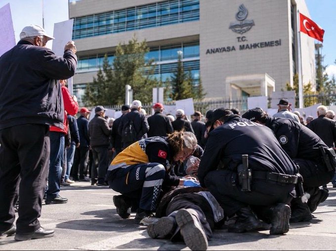 kursat_noyan's tweet photo. Bir emekli bugün geçinemediği için intihar etti. https://t.co/AnF6i3fSYx