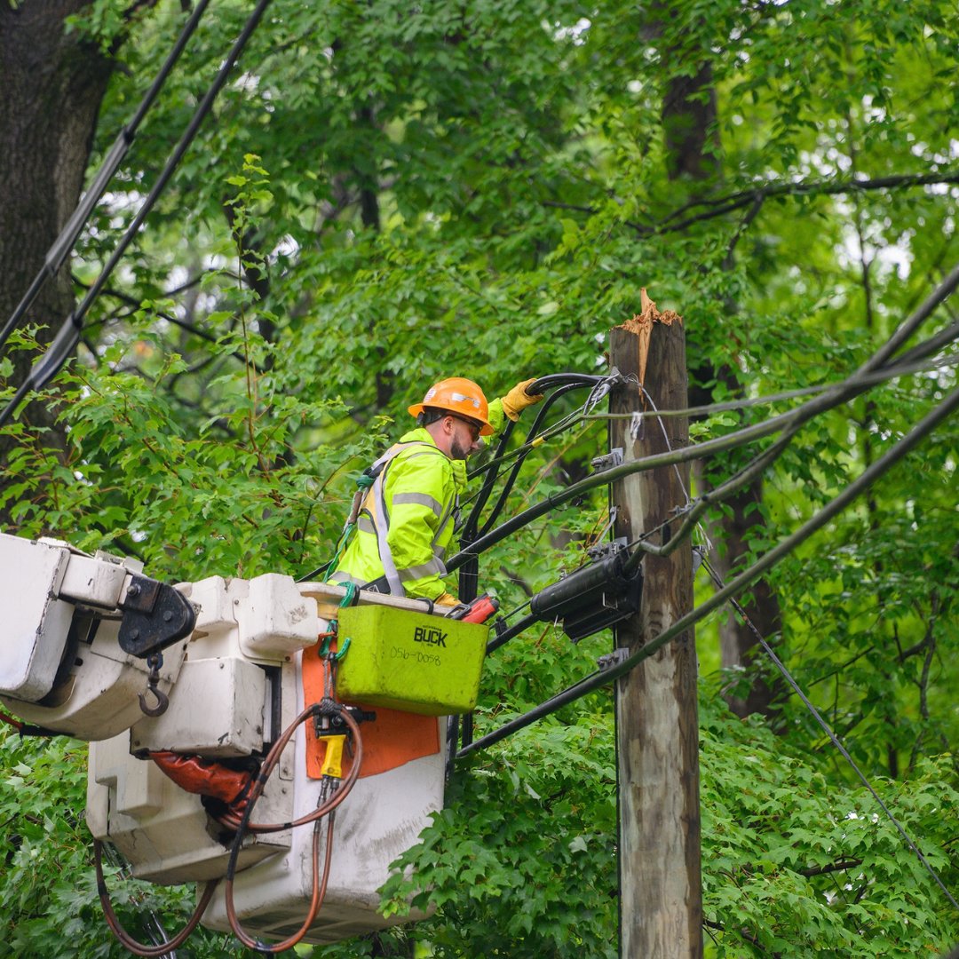 ORUConnect's tweet photo. We’re mobilizing our emergency response workforce Saturday ahead of a Nor’easter expected to bring strong winds and heavy rain to parts of our service territory. Gusts up to 40 mph, downed trees and saturated soil could affect electric service. Learn more: https://t.co/qGIFKpe2DJ https://t.co/ap5yS8TlCO