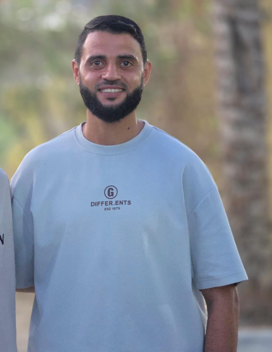 Hakeam's tweet photo. ذهب لزيارة قبر أخيه .. فاستشهد عنده ولحق به.

قصف الاحتلال الشاب إبراهيم محسن داخل مقبرة السوارحة في النصيرات وسط قطاع غزة، خلال زيارته قبر شقيقه.

إبراهيم هو خامس إخوته الذين يرتقون شهداء .. سبقه أربعة من أشقائه، واليوم لحق بهم من المكان الذي جاء إليه لزيارة أحدهم.

جاء إلى المقبرة مشتاقا لأخيه .. فخرج منها محمولا ليدفن إلى جواره.