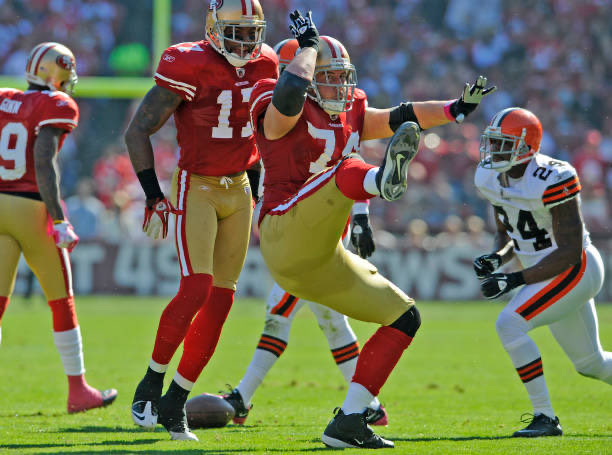 FTTB4942's tweet photo. Offensive left tackle Joe Staley celebrates catching a 17 yard pass from Alex Smith. 9ers beat the Browns 20-10. 10/30/2011 Photo by Jose Carlos Fajardo @49ers @NFL @jstaley74 https://t.co/bDrcrYVh9S