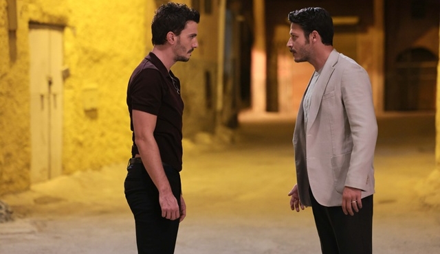 raninitv's tweet photo. BU AKŞAM | Aras ve Cemre’yi yan yana gören Toprak’ın dünyası alt üst oluyor! https://t.co/yQVU2J6pBB #MercanKöşk yeni bölümüyle @atvcomtr'de ekrana gelecek! #RaniniTv https://t.co/bsxbnSlrhZ