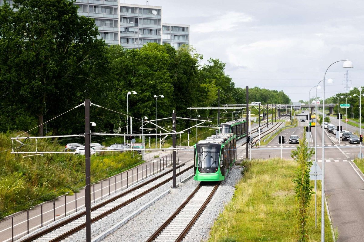MagellanQuest's tweet photo. Copenhagen built a new light rail expecting around 12,000 passengers a day.

One month after the full line opened:

24,000 are using it.

Every weekday.

The 28-km line doesn't go into central Copenhagen.

Instead, it connects suburbs, hospitals, universities, workplaces and six S-train stations across eight municipalities.

Build the connection, and sometimes you discover that the movement was already there.
