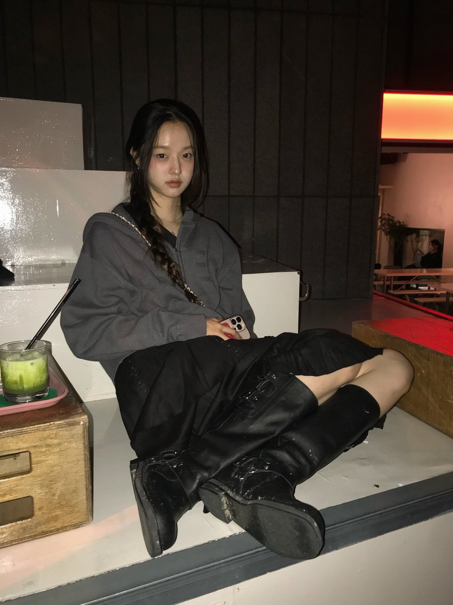 Jliwonpark's tweet photo. Enjoying a quiet night with nothing but soft lights, a little music, and my own thoughts. There’s something comforting about nights like this, when everything finally slows down and there’s no need to be anywhere or do anything. https://t.co/pH2fXmR0aI