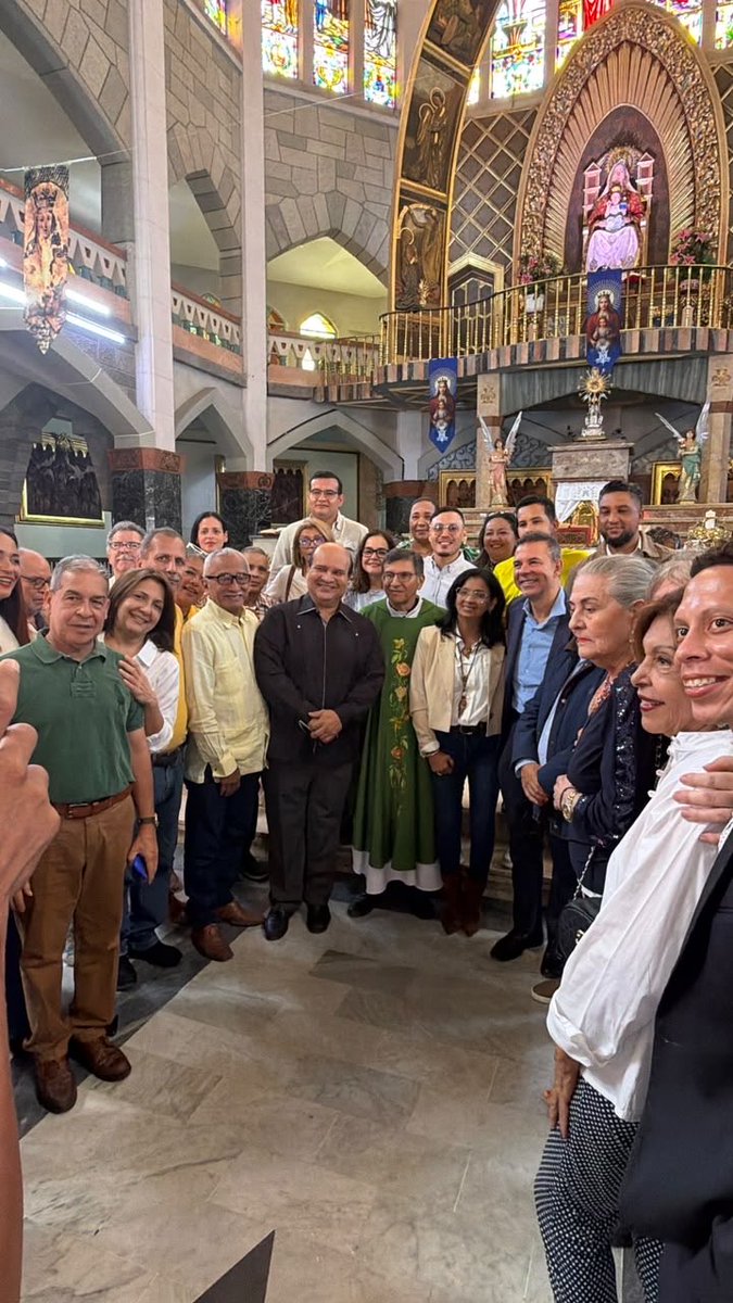 VoluntadPopular's tweet photo. Miembros de la Dirección Nacional de Voluntad Popular acompañaron a las autoridades de Proyecto Venezuela en la misa celebrada con motivo del 31 aniversario de esa organización, fundada por Henrique Salas Römer.

La misa tuvo lugar en el Santuario Nuestra Señora de Coromoto, en El Paraíso.

Durante la actividad, nuestro coordinador operativo nacional, Roland Carreño, transmitió, en nombre de toda la familia naranja, nuestras felicitaciones y mejores deseos a sus dirigentes y militantes.

🧡 Seguimos convencidos de que la unidad, el respeto y el trabajo conjunto entre quienes luchamos por la democracia son fundamentales para construir el futuro de Venezuela.