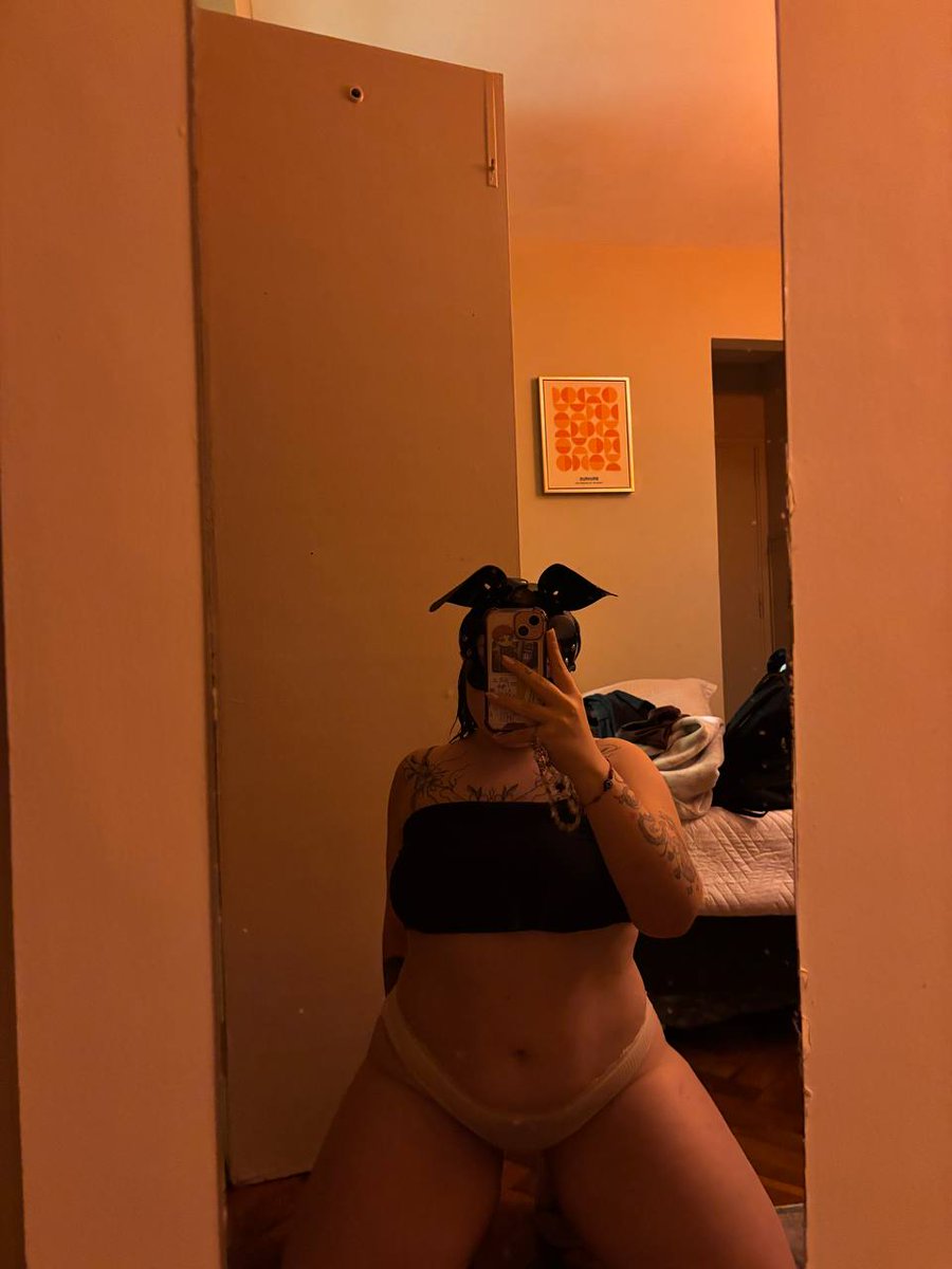 Sametwtdg's tweet photo. Be honest... do men still find women without tattoos attractive these days? https://t.co/48IAyNLV2u
